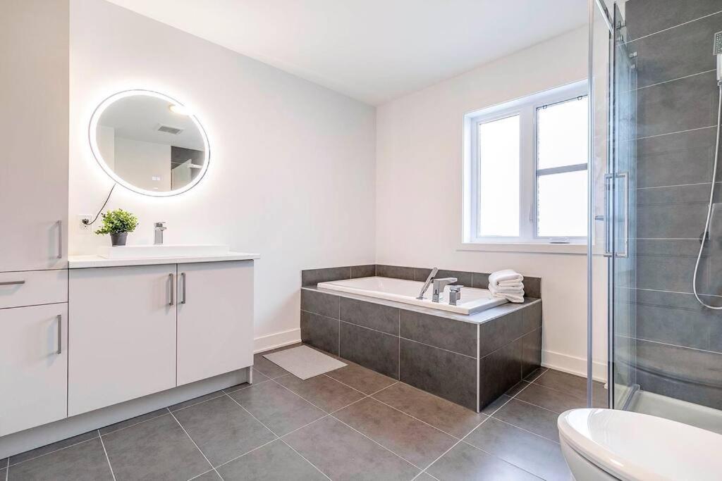 Contemporary Style Duplex with Free parking