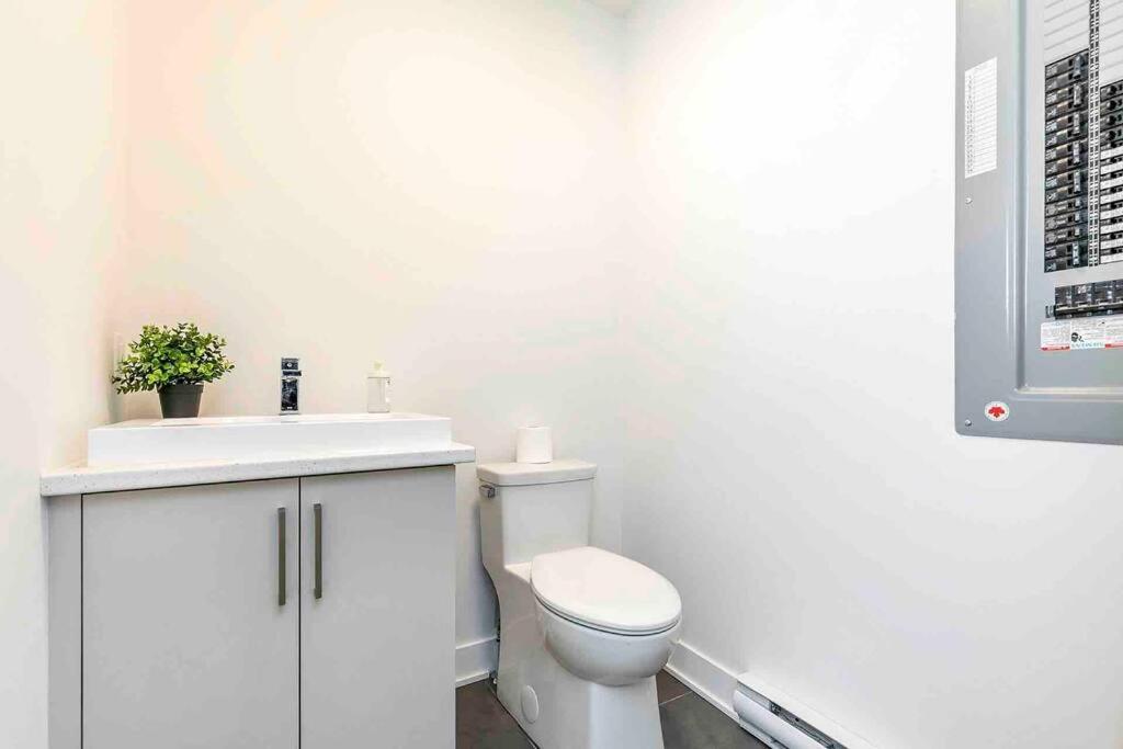 Contemporary Style Duplex with Free parking