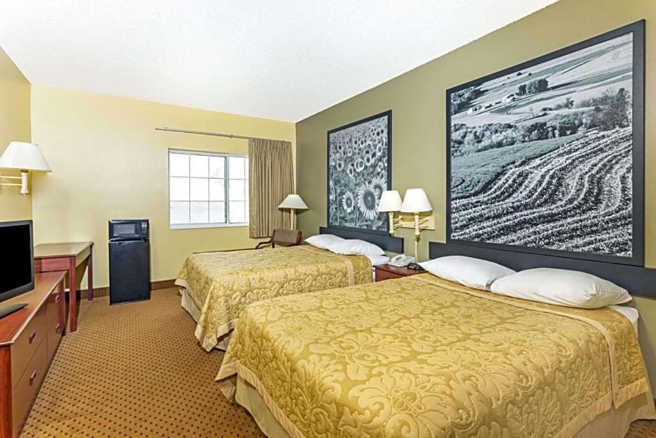 Western Inn & Suites view 3