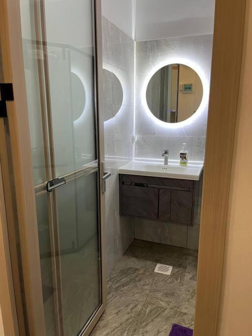 Elegant 1 BED Apartment near Yaya centre with gym view 4