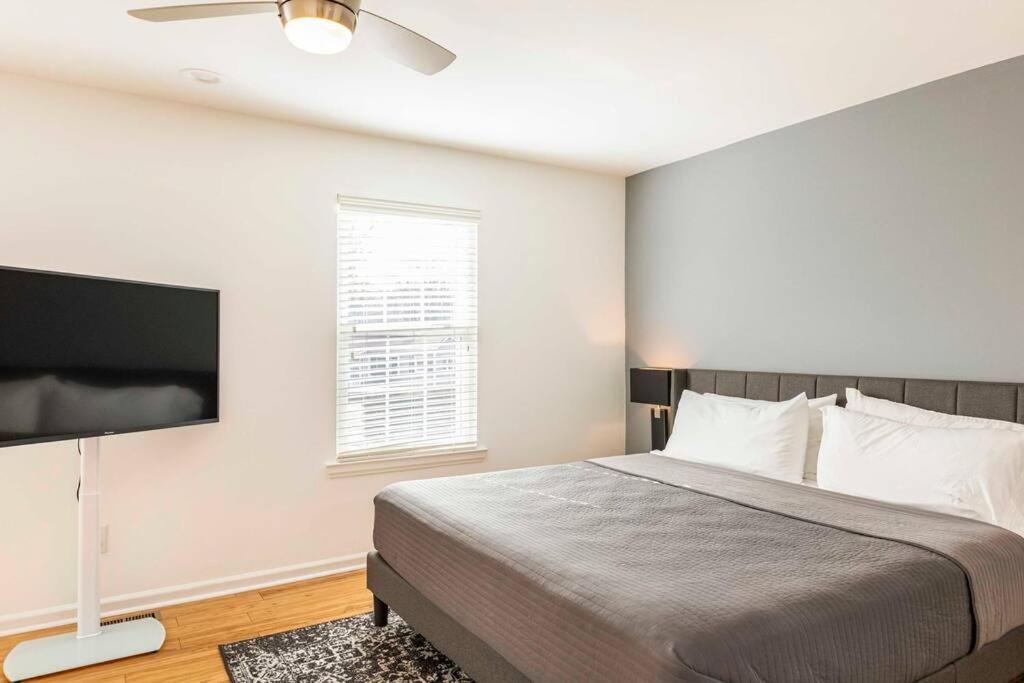 Modern Townhome With Yard 5 Min To The Battery - Property Image 41