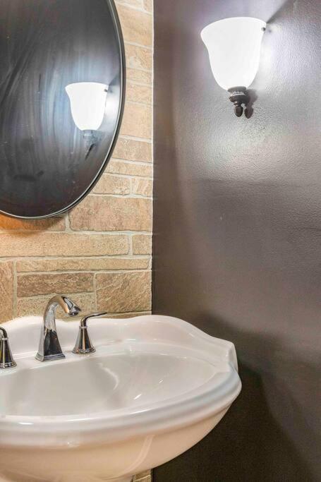 Modern Townhome With Yard 5 Min To The Battery - Property Image 44