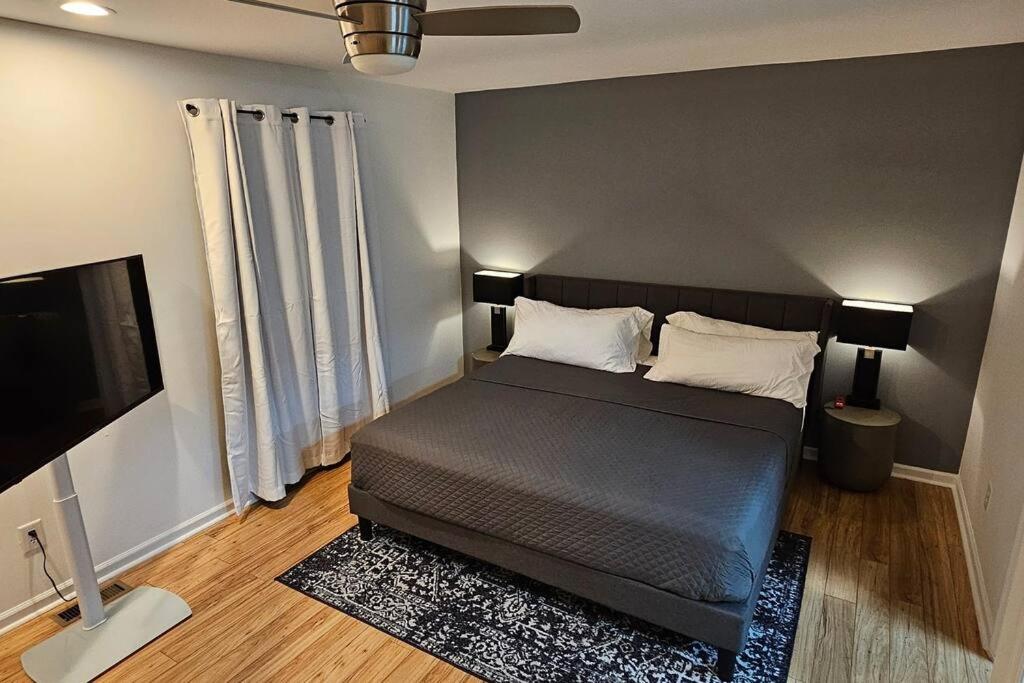 Modern Townhome With Yard 5 Min To The Battery - Property Image 47