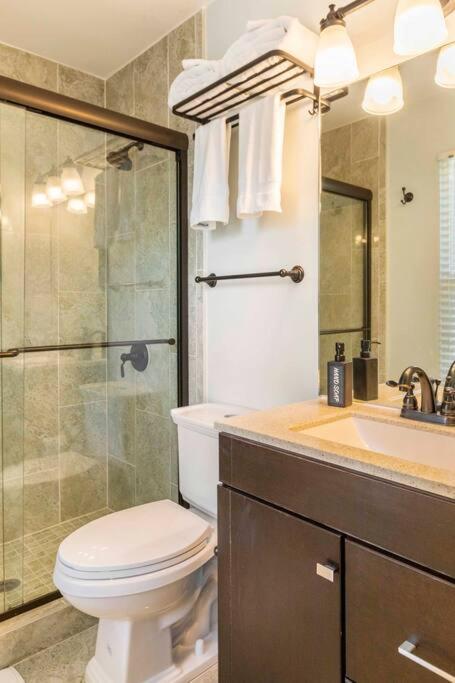 Modern Townhome With Yard 5 Min To The Battery - Property Image 54