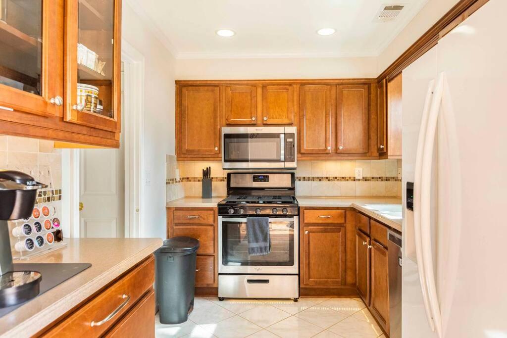 Modern Townhome With Yard 5 Min To The Battery - Property Image 7