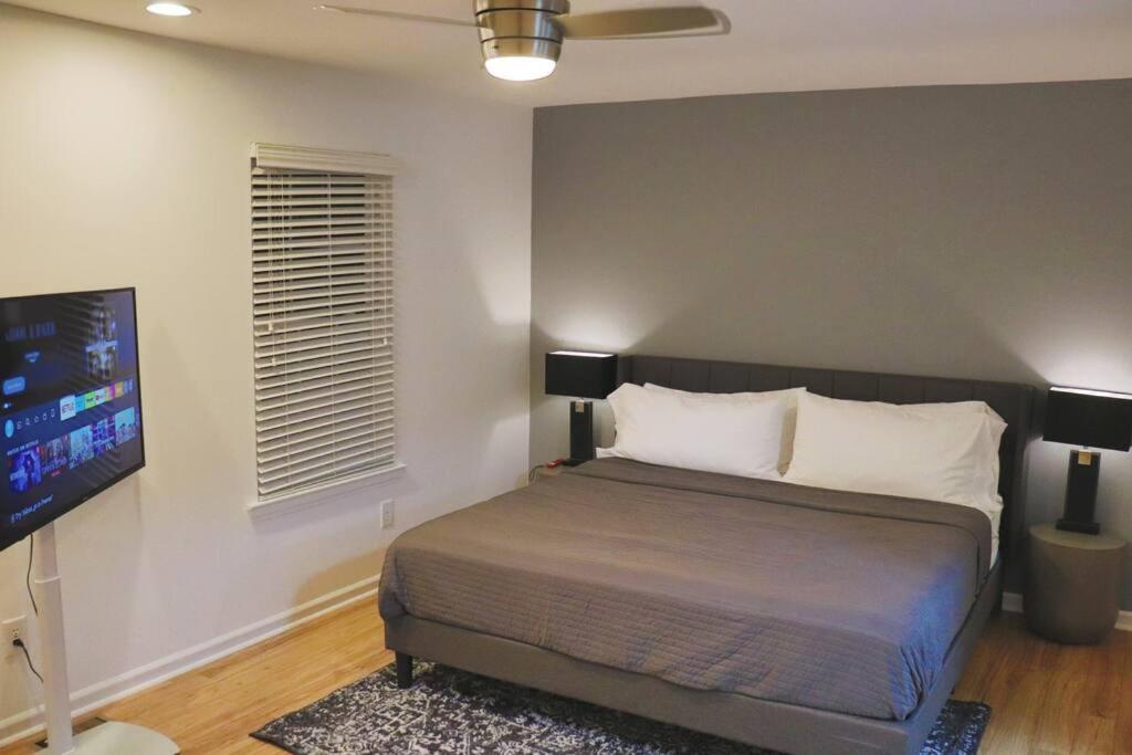 Modern Townhome With Yard 5 Min To The Battery - Property Image 10