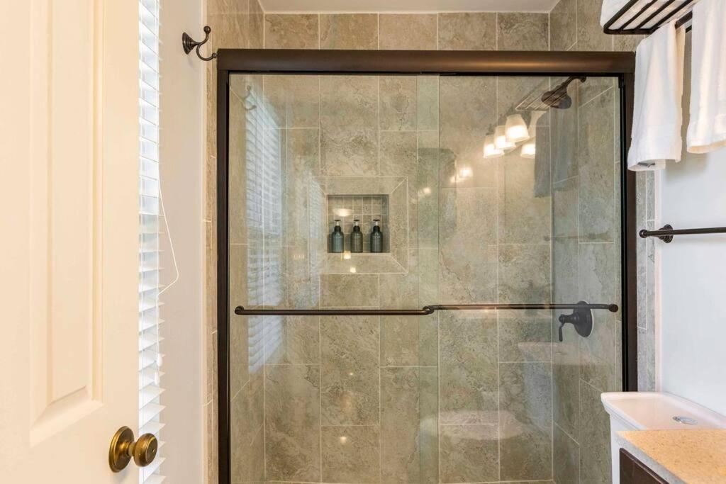 Modern Townhome With Yard 5 Min To The Battery - Property Image 11