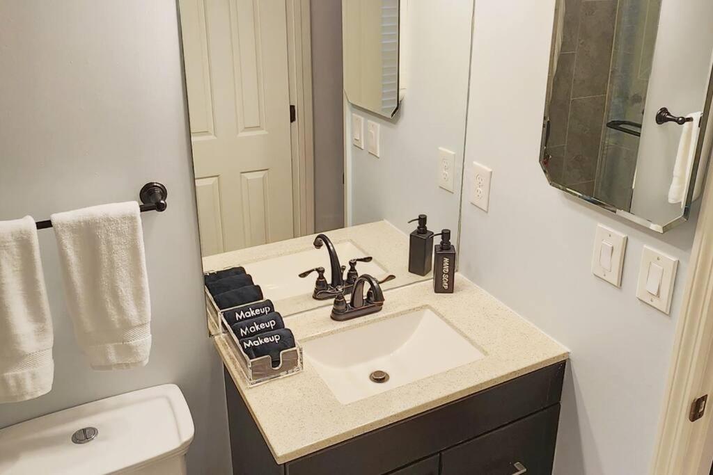 Modern Townhome With Yard 5 Min To The Battery - Property Image 13