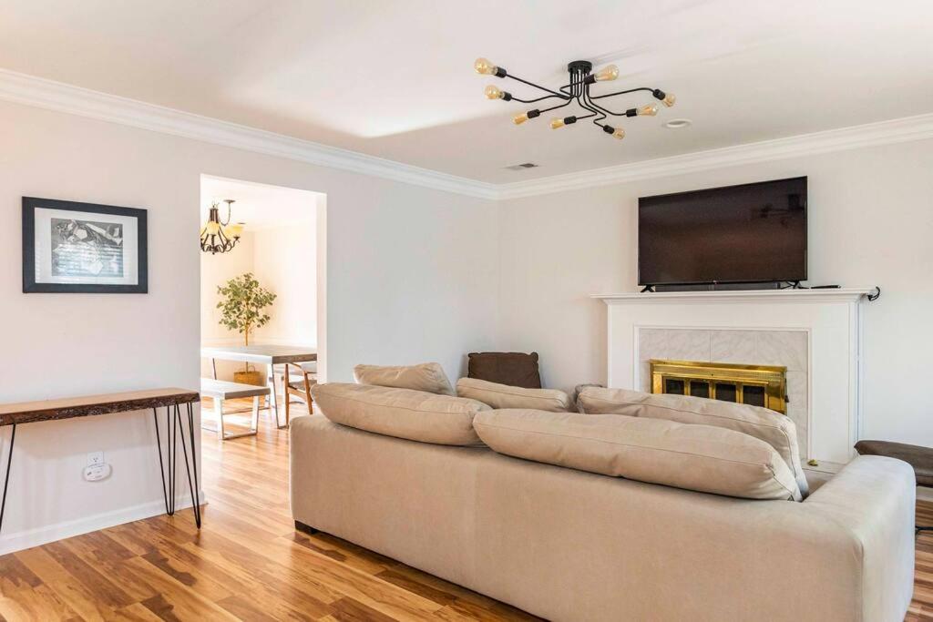 Modern Townhome With Yard 5 Min To The Battery - Property Image 1