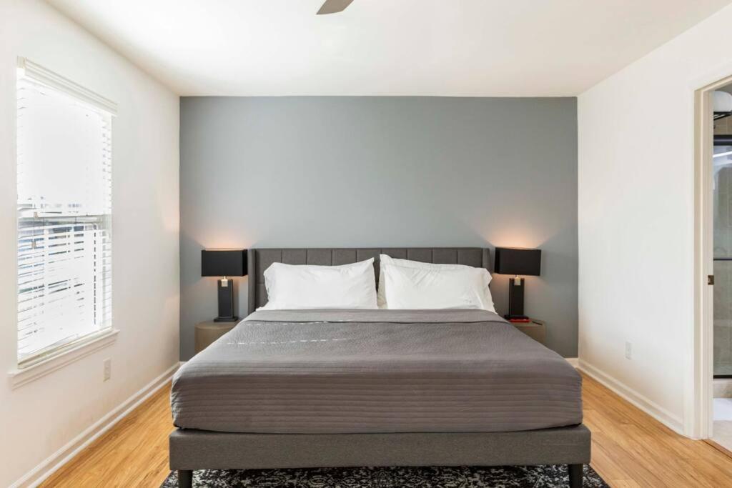 Modern Townhome With Yard 5 Min To The Battery - Property Image 27
