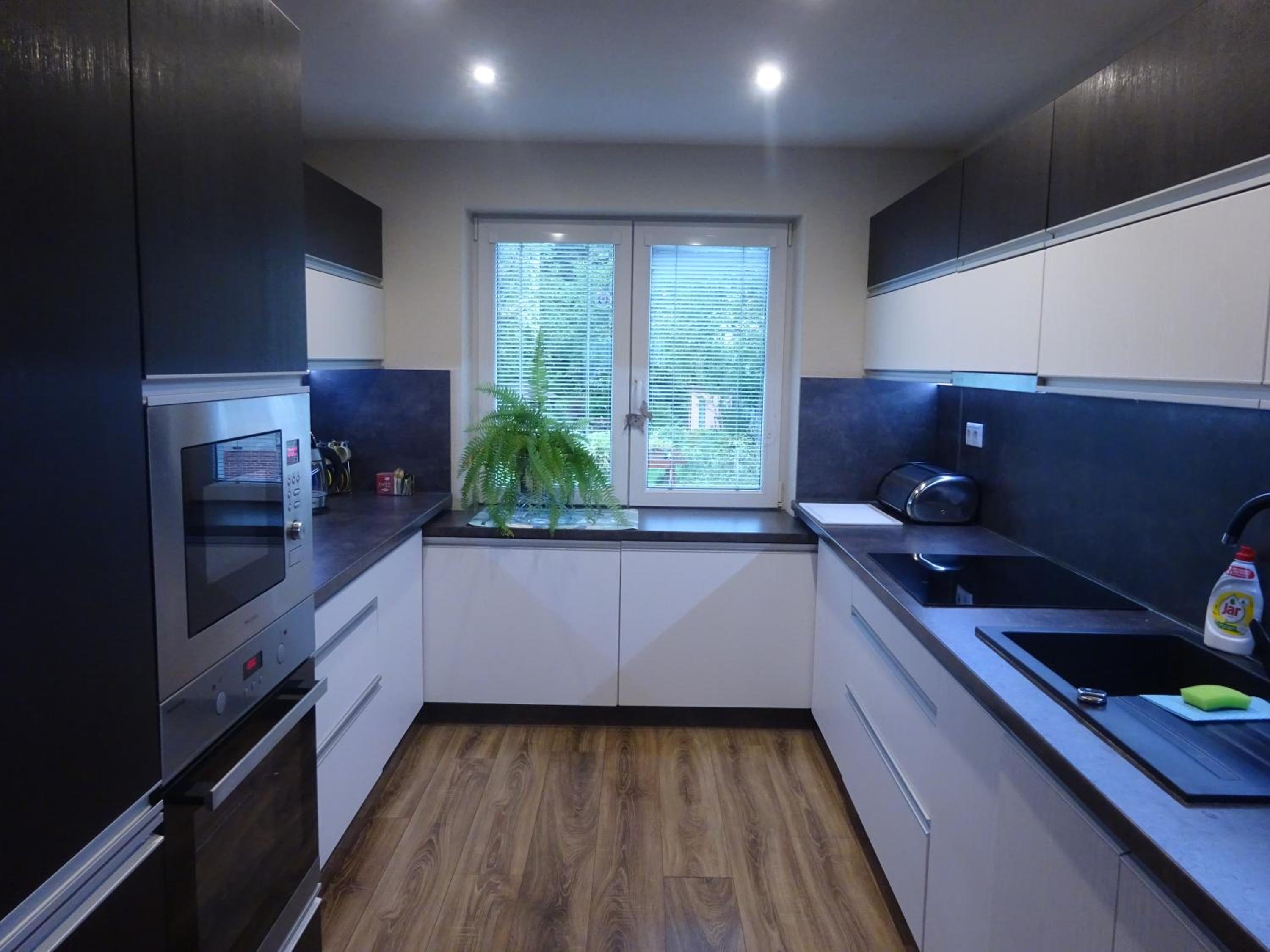 2 bedroom top floor apartment in quiet area view 3