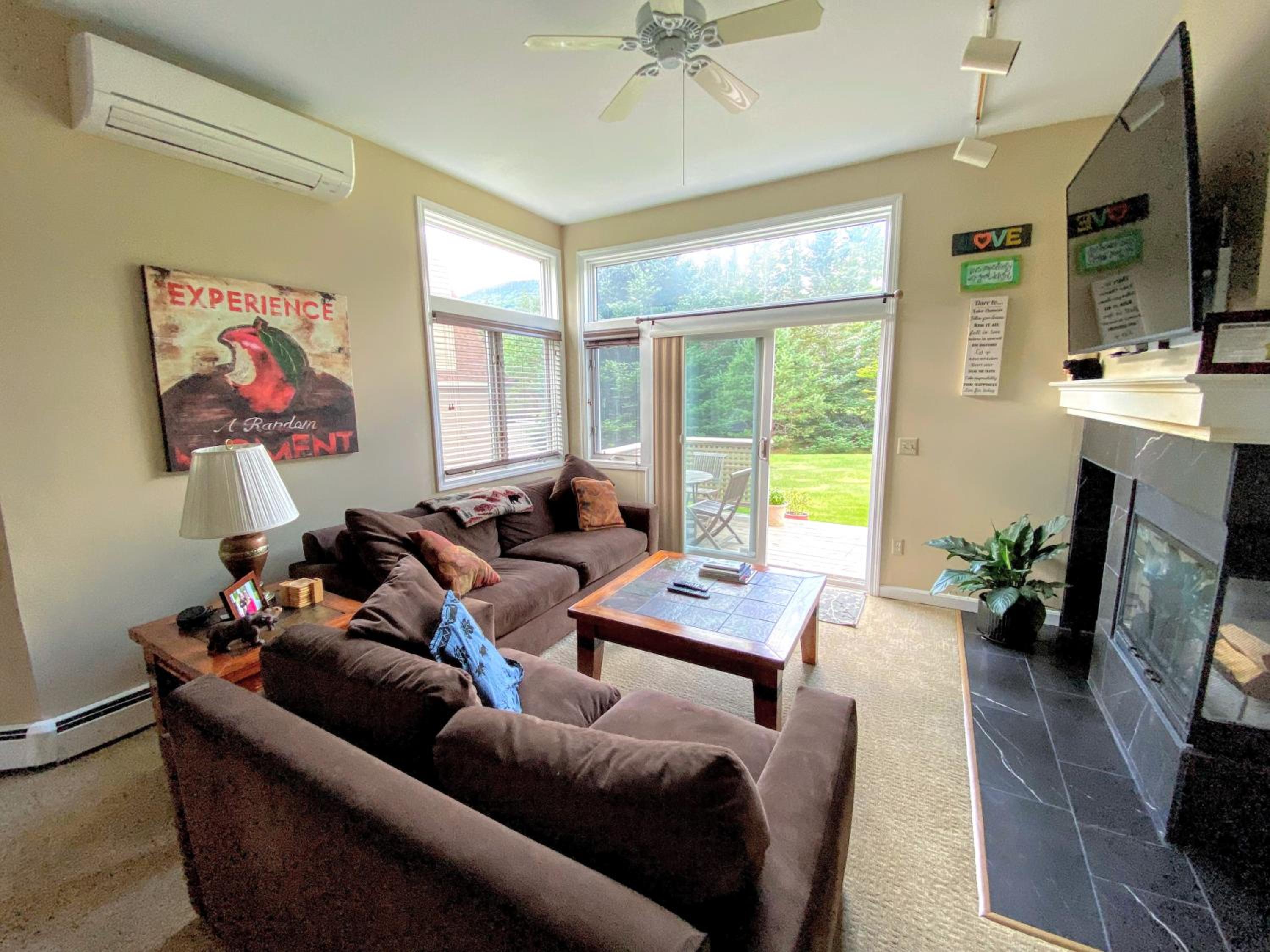 F3 Well appointed Townhome a short walk to the Mount Washington Hotel 1 minute to ski area view 4