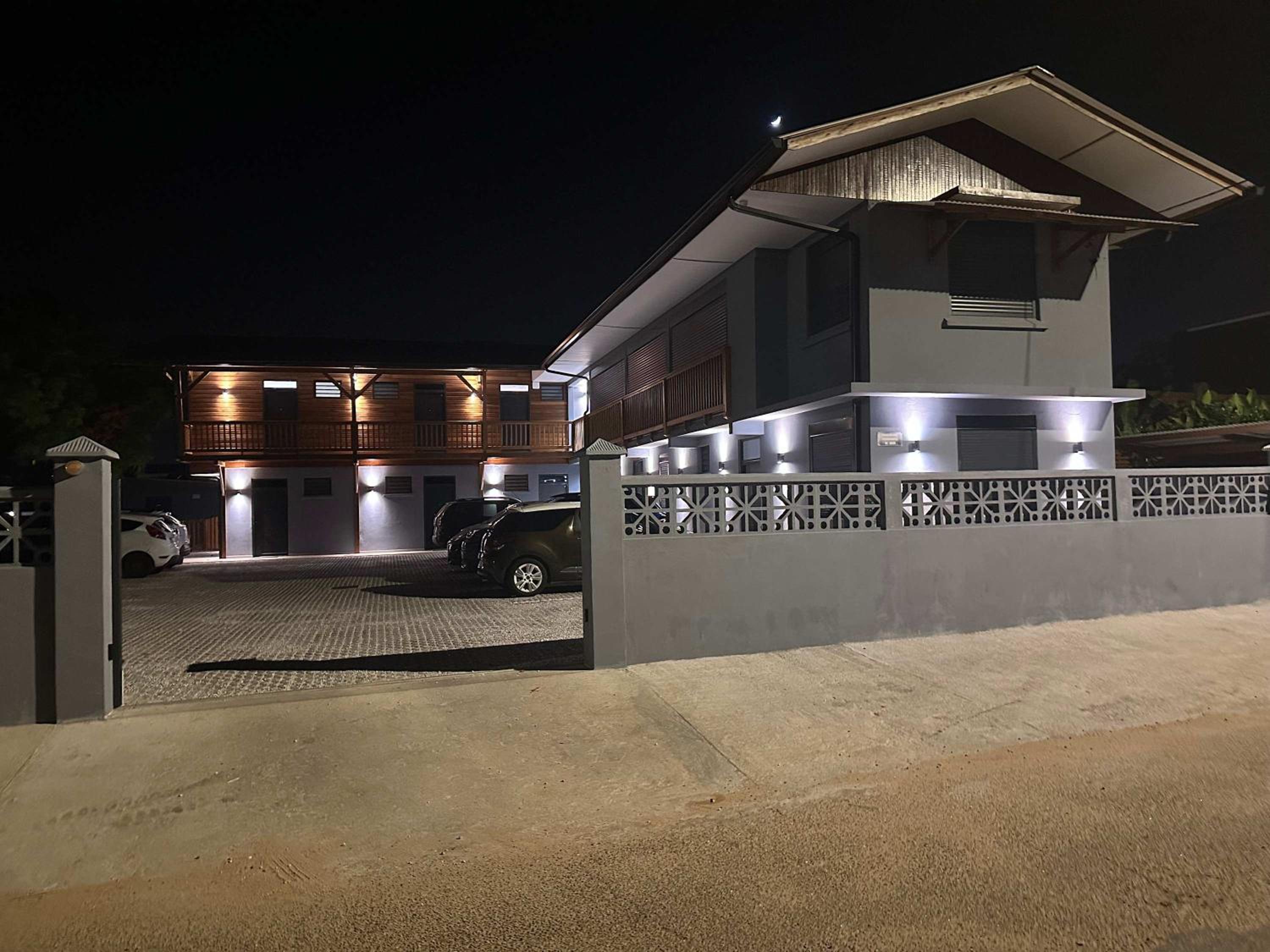 Hotel Logement avec piscine a 50 metre de la mer - Image 1