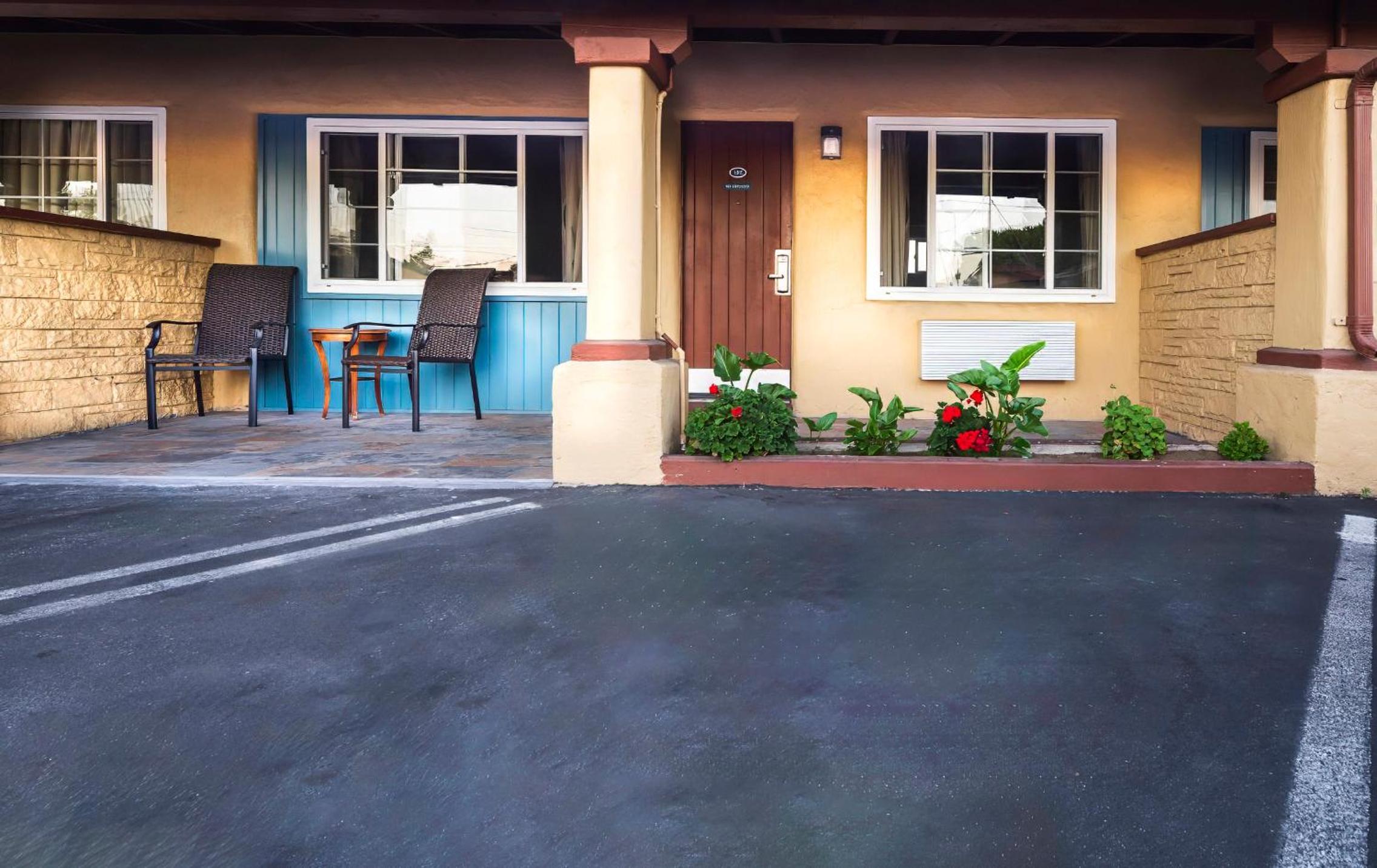 Hotel Hitching Post Studios Inn - Image 1