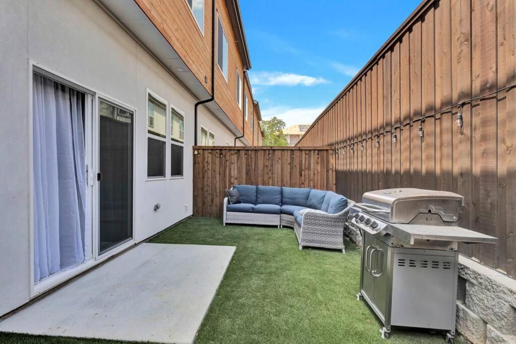 Perfect Dallas Oasis l Pet Friendly l Big Backyard view 2