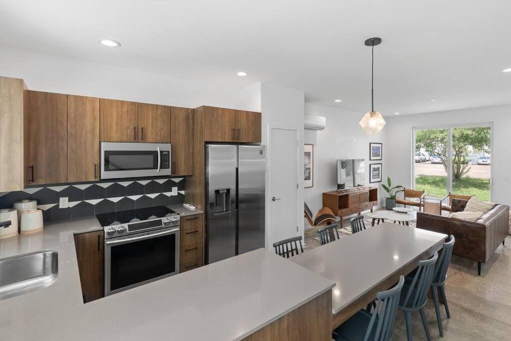 South Side Modern - Downtown Living - Amazing Location view 5