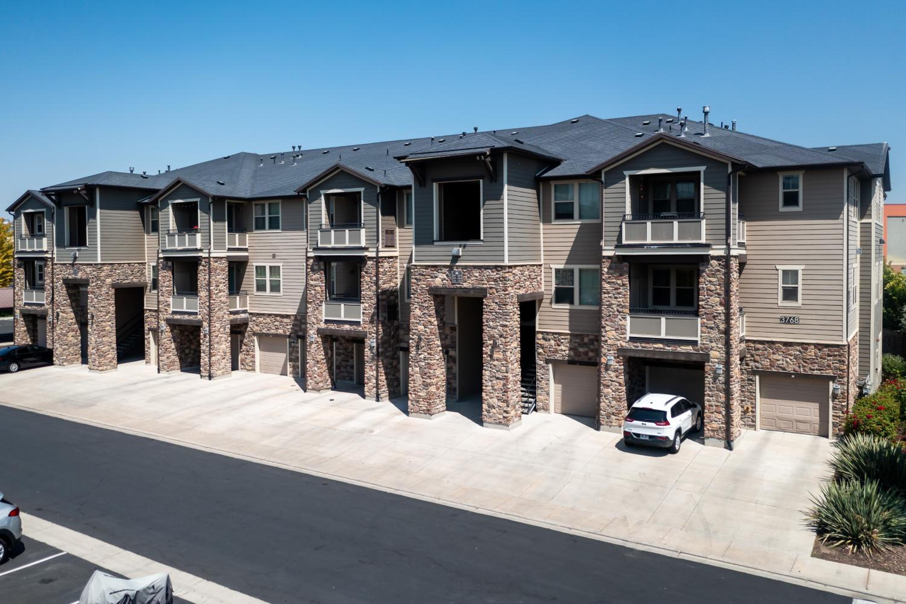 Bee Chic in SoJo w/hot tub+gym+local ski slopes in South Jordan, US