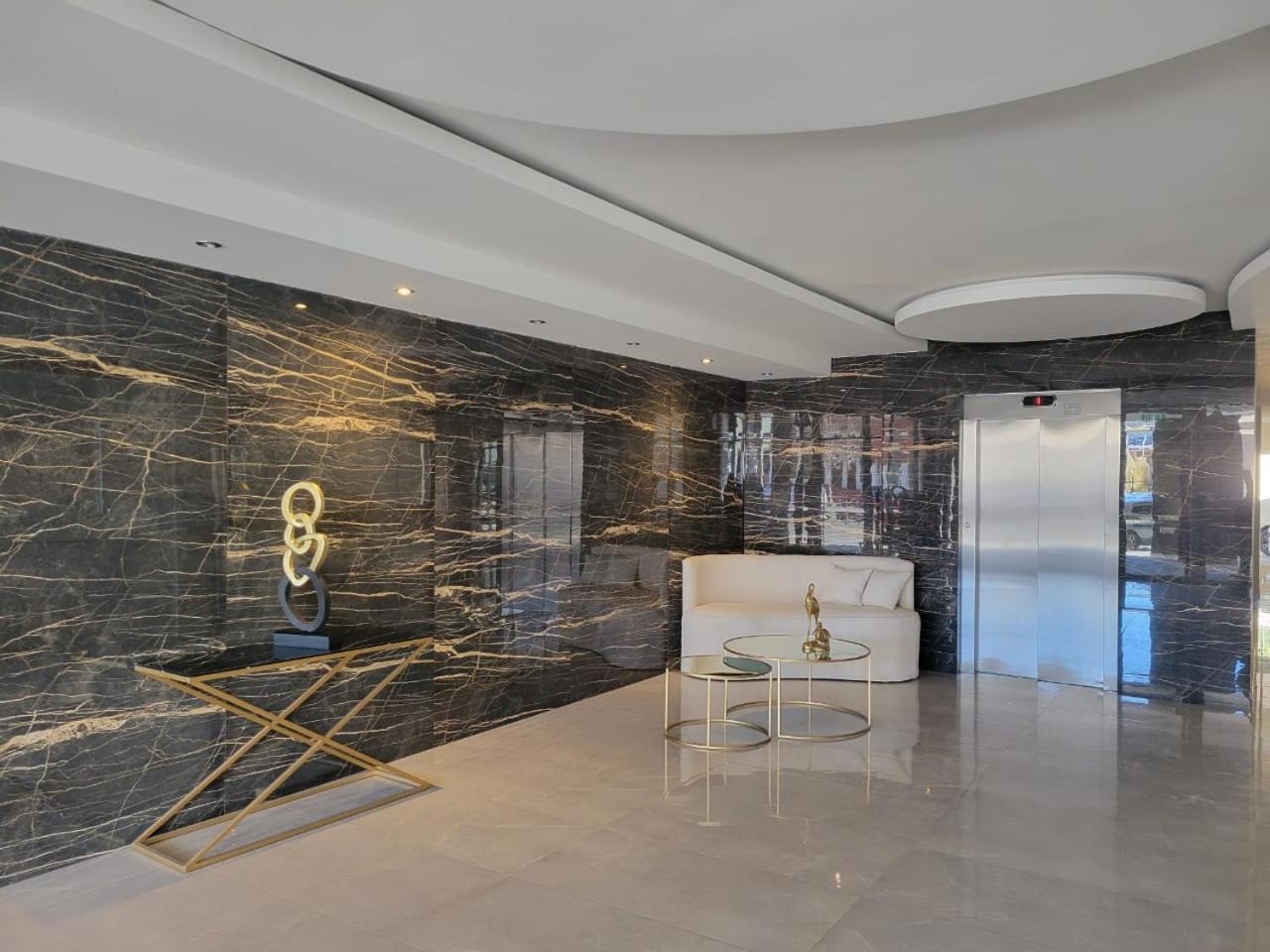 Departamento moderno con cochera y parrilla, amplio y luminoso