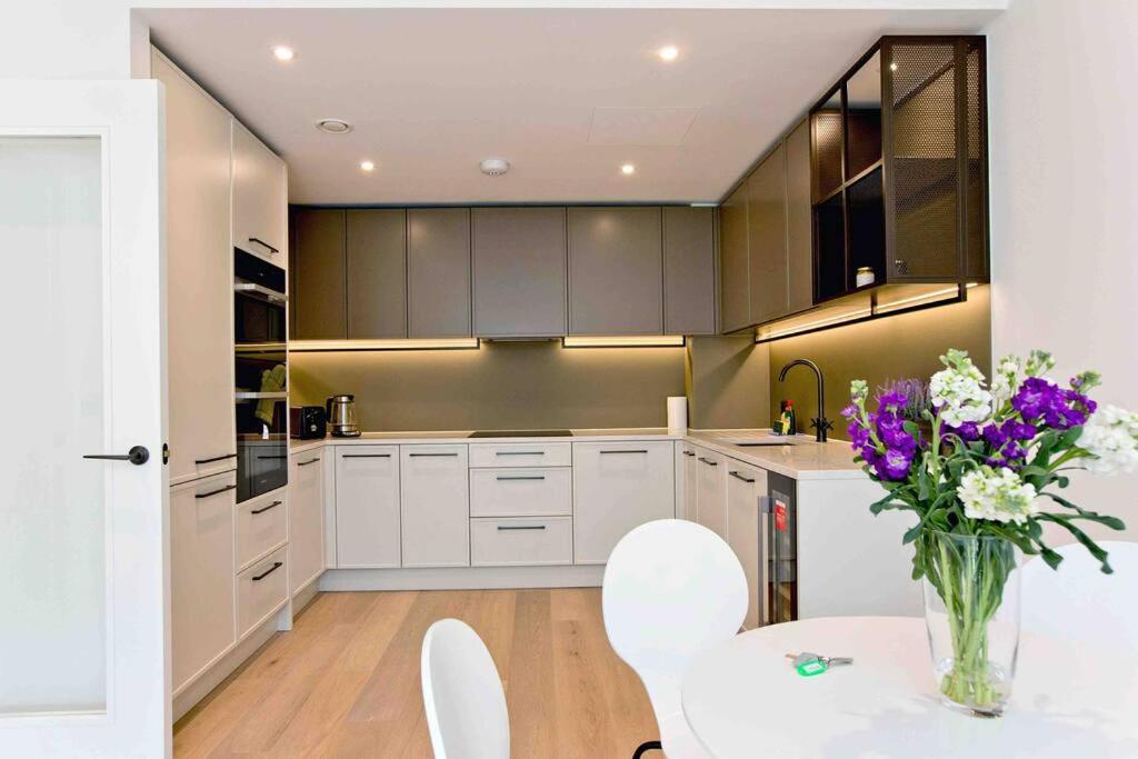 APT Westwood 2 Bedroom 2 Bath