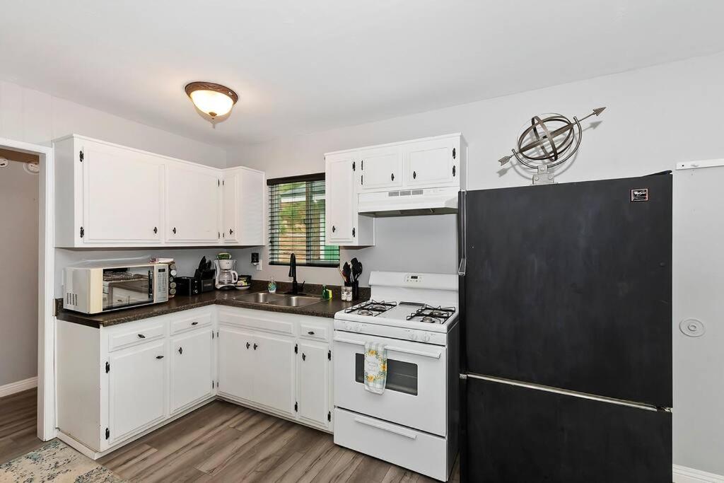 California Poppy Cabin with Spa, near the lake view 4