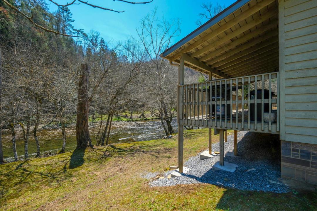 Barefoot By The River Riverfront Jetted Tub view 4