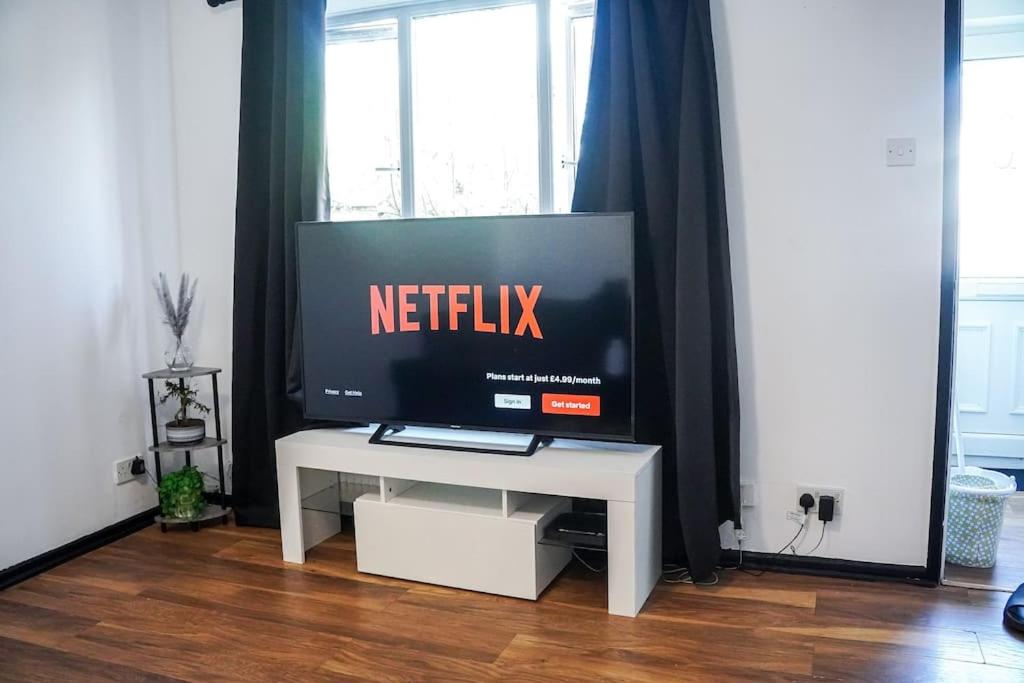 Modern 2Bed House - Near Salford Quays & City Centre - Free Parking view 5