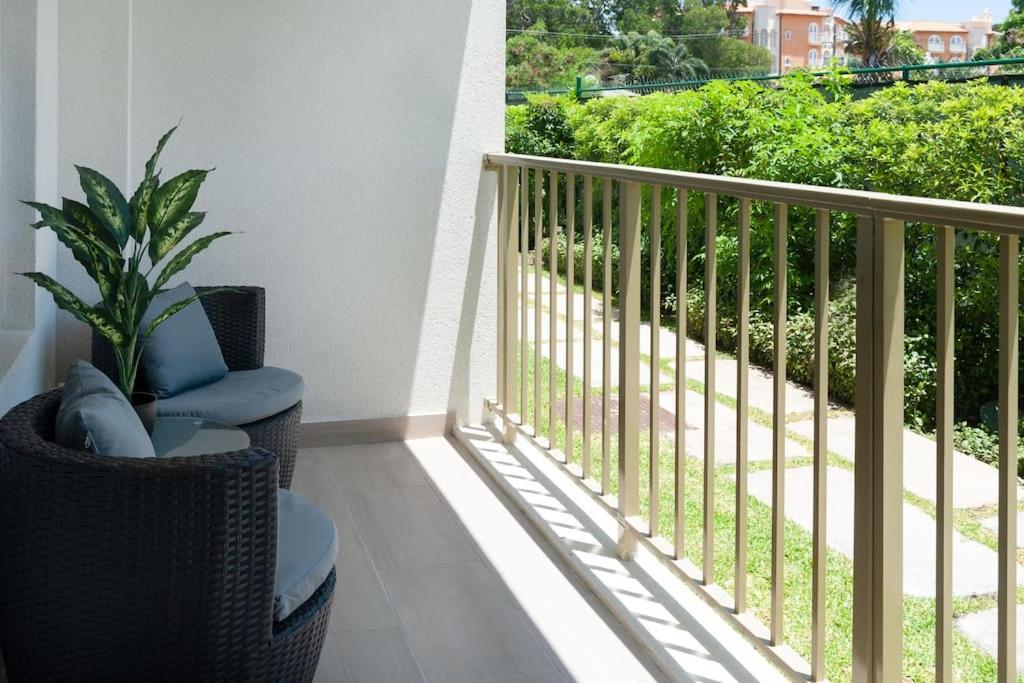 Walk to Mullins Beach Ground Floor Pool Fast WiFi