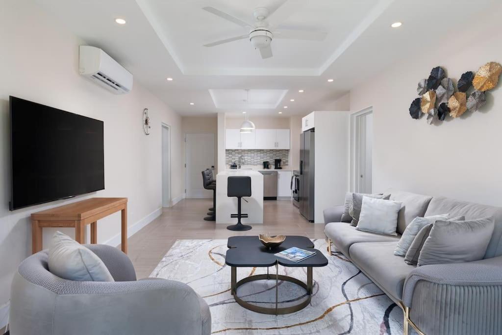 Walk to Mullins Beach Ground Floor Pool Fast WiFi