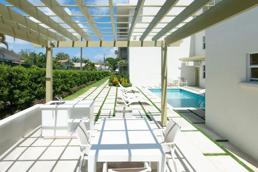 Walk to Mullins Beach Ground Floor Pool Fast WiFi