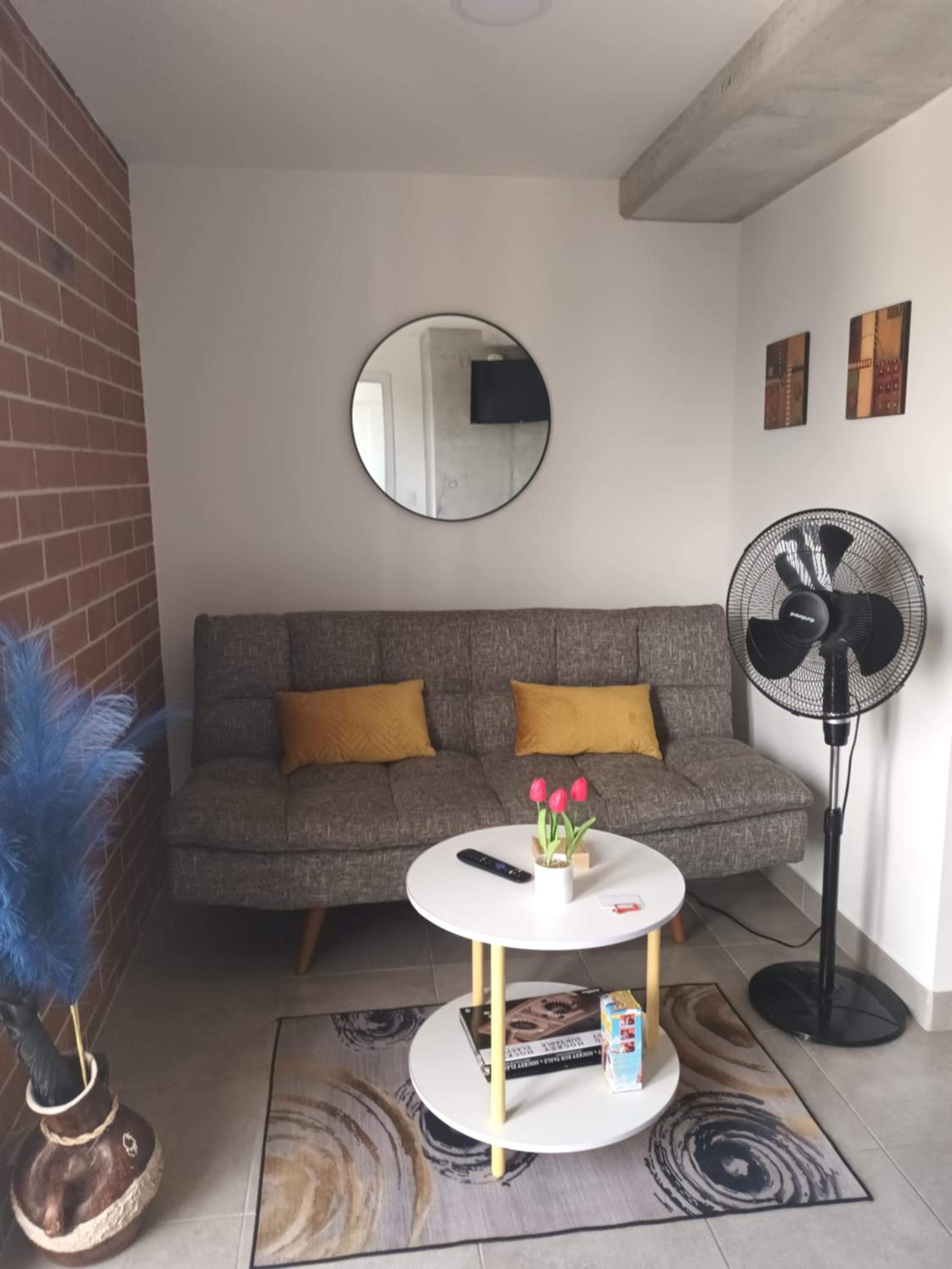 Apartamento Urbano Minimalista zona 10 con parqueo view 3