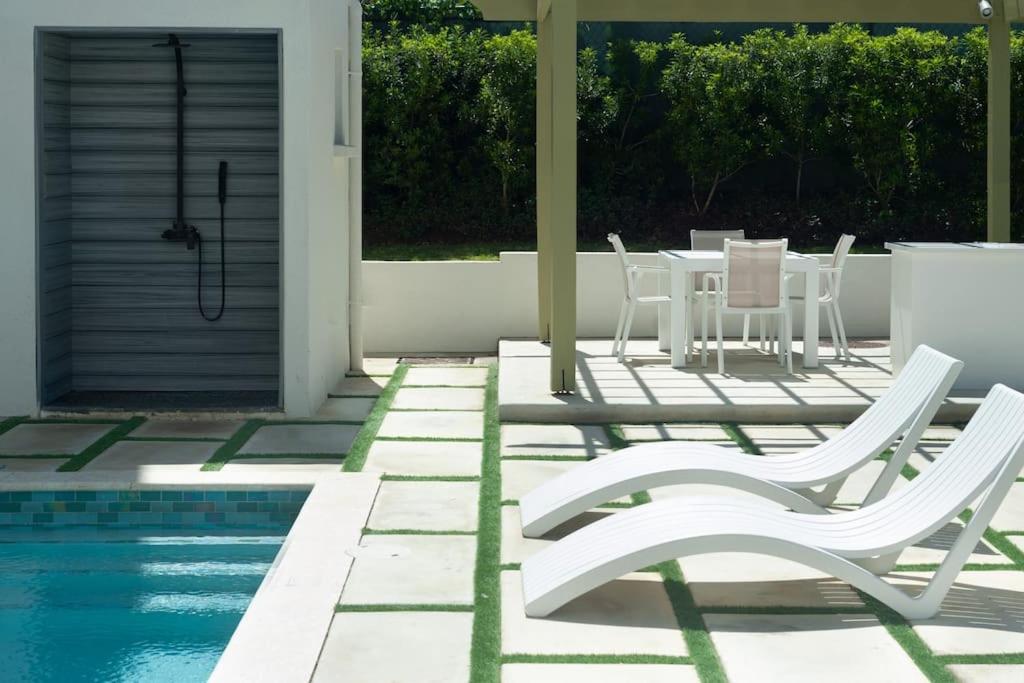 Walk to Mullins Beach Ground Floor Pool Fast WiFi