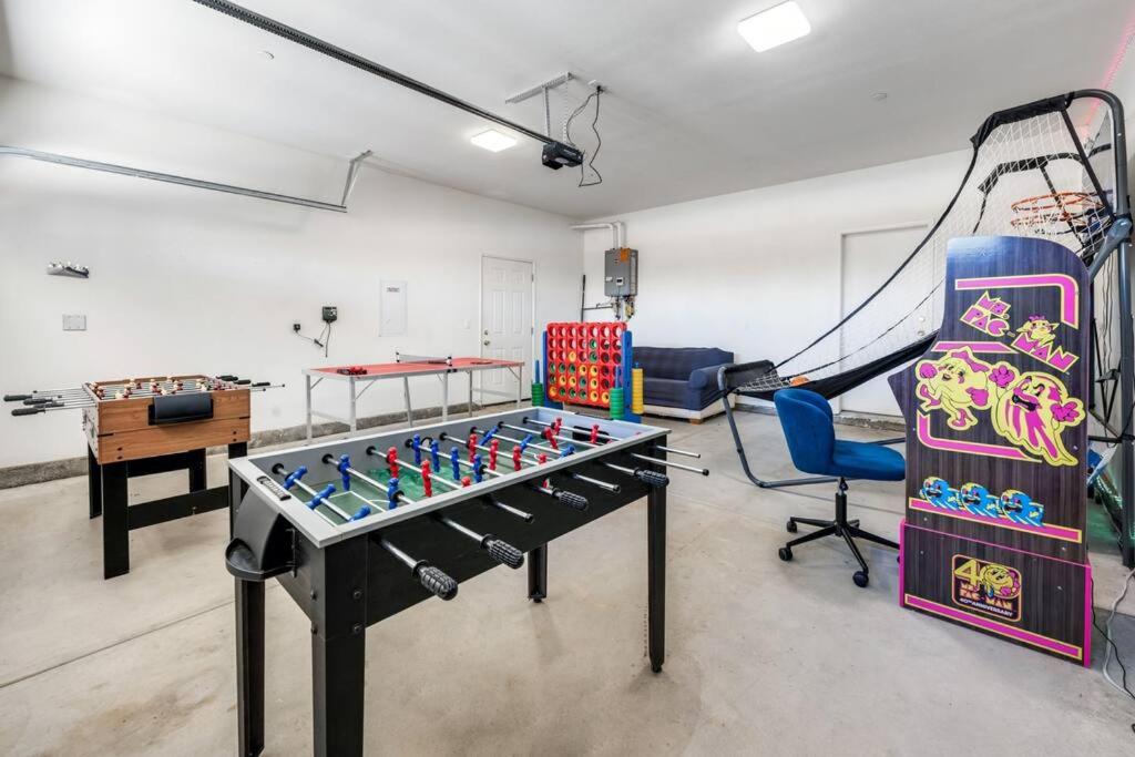 The Zen Home, 4 BD Home, Game Room,1 Mile to Downtown RS