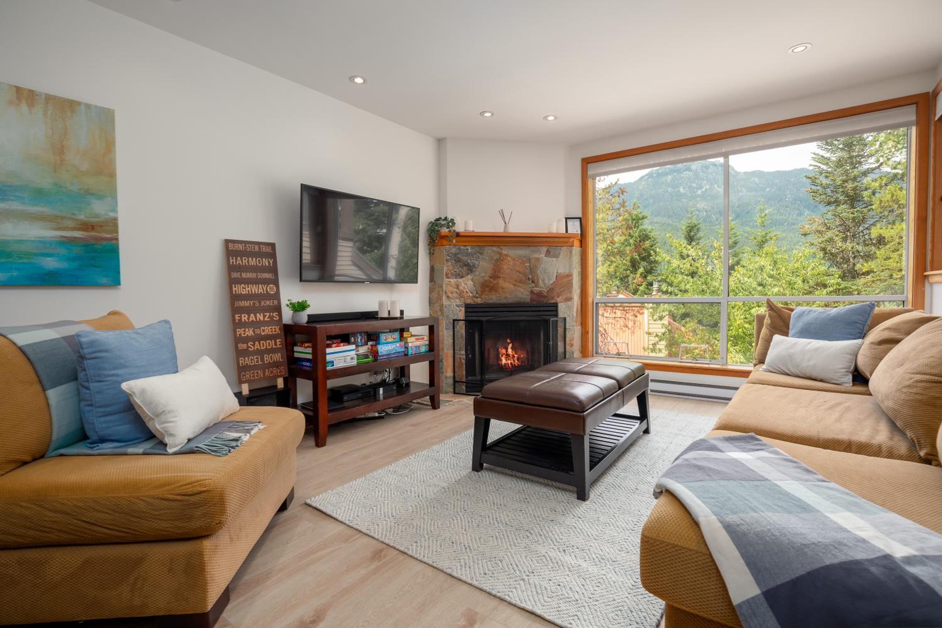 3BR in Whistler Creek Ridge, Ski In, Ski Out, Private Hot Tub, Wood Burning Fireplace, Private Garage