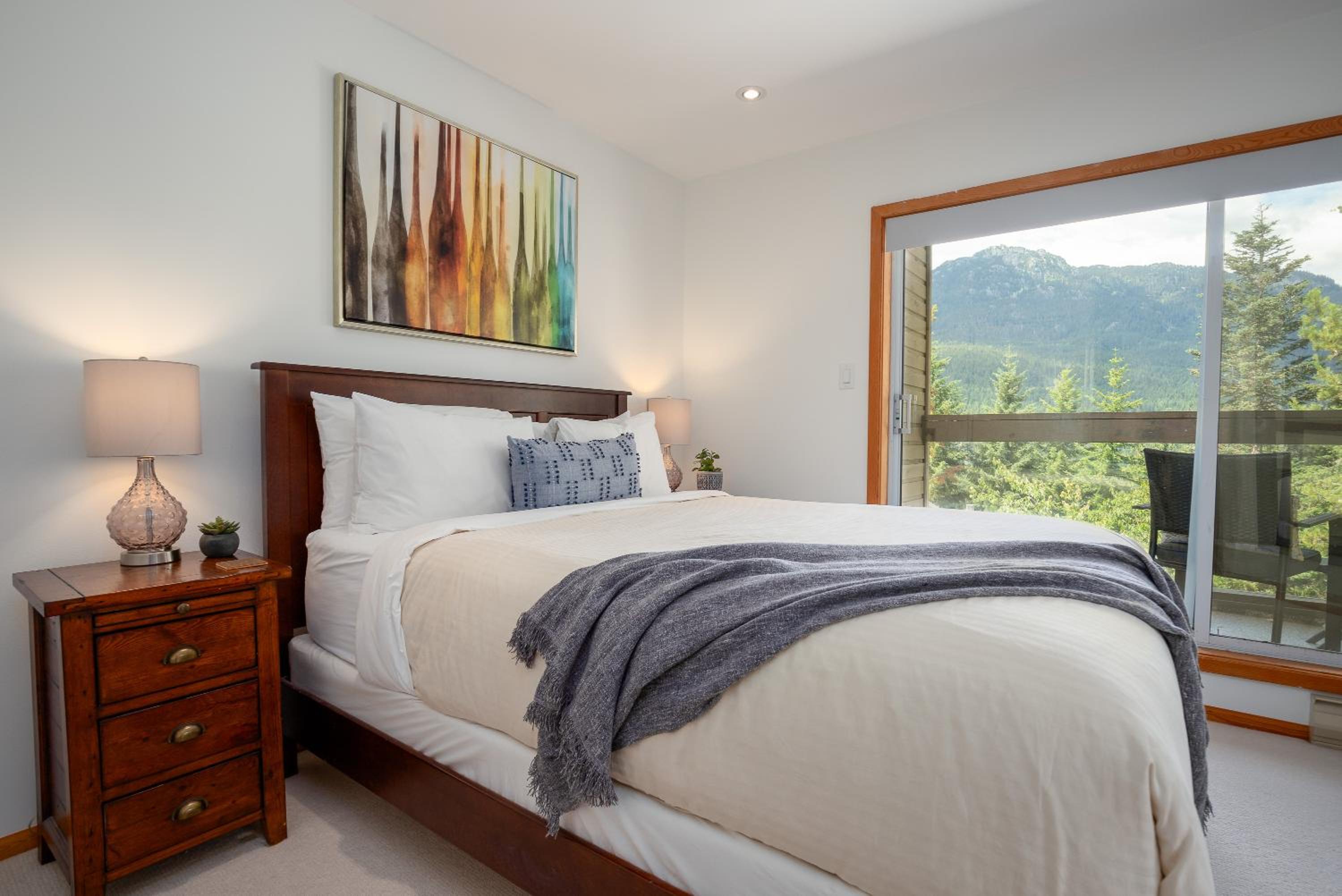 3BR in Whistler Creek Ridge, Ski In, Ski Out, Private Hot Tub, Wood Burning Fireplace, Private Garage