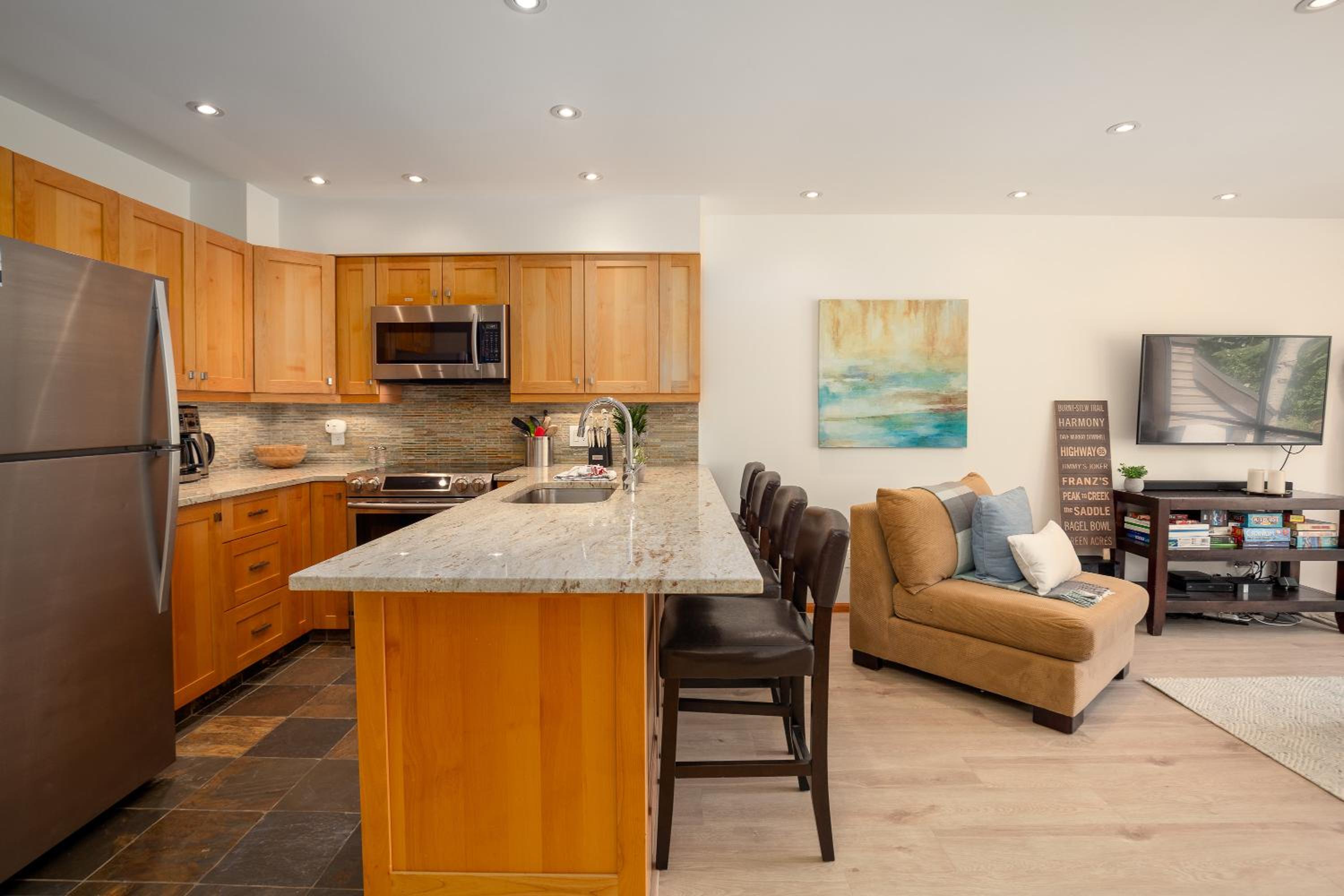 3BR in Whistler Creek Ridge, Ski In, Ski Out, Private Hot Tub, Wood Burning Fireplace, Private Garage