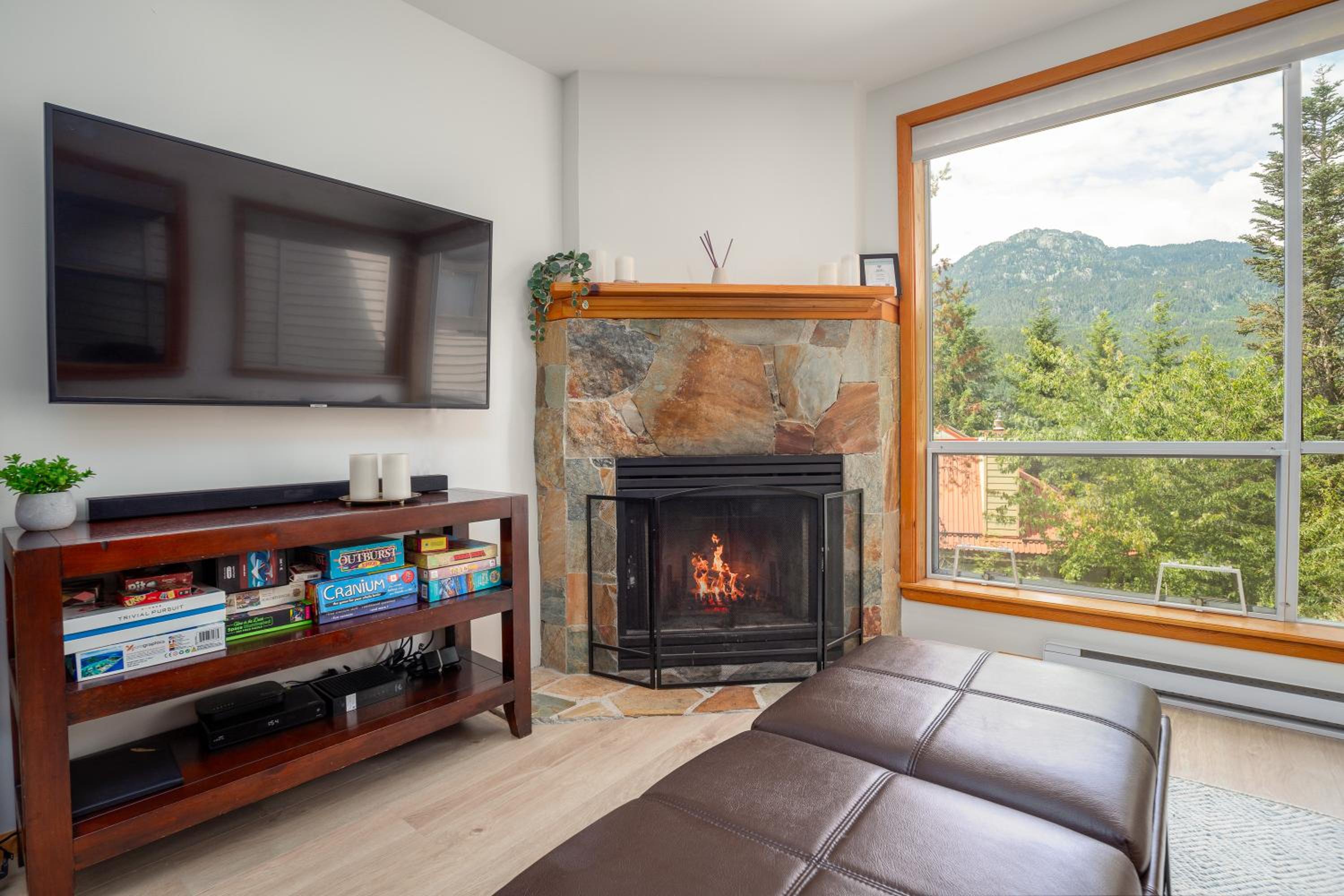 3BR in Whistler Creek Ridge, Ski In, Ski Out, Private Hot Tub, Wood Burning Fireplace, Private Garage
