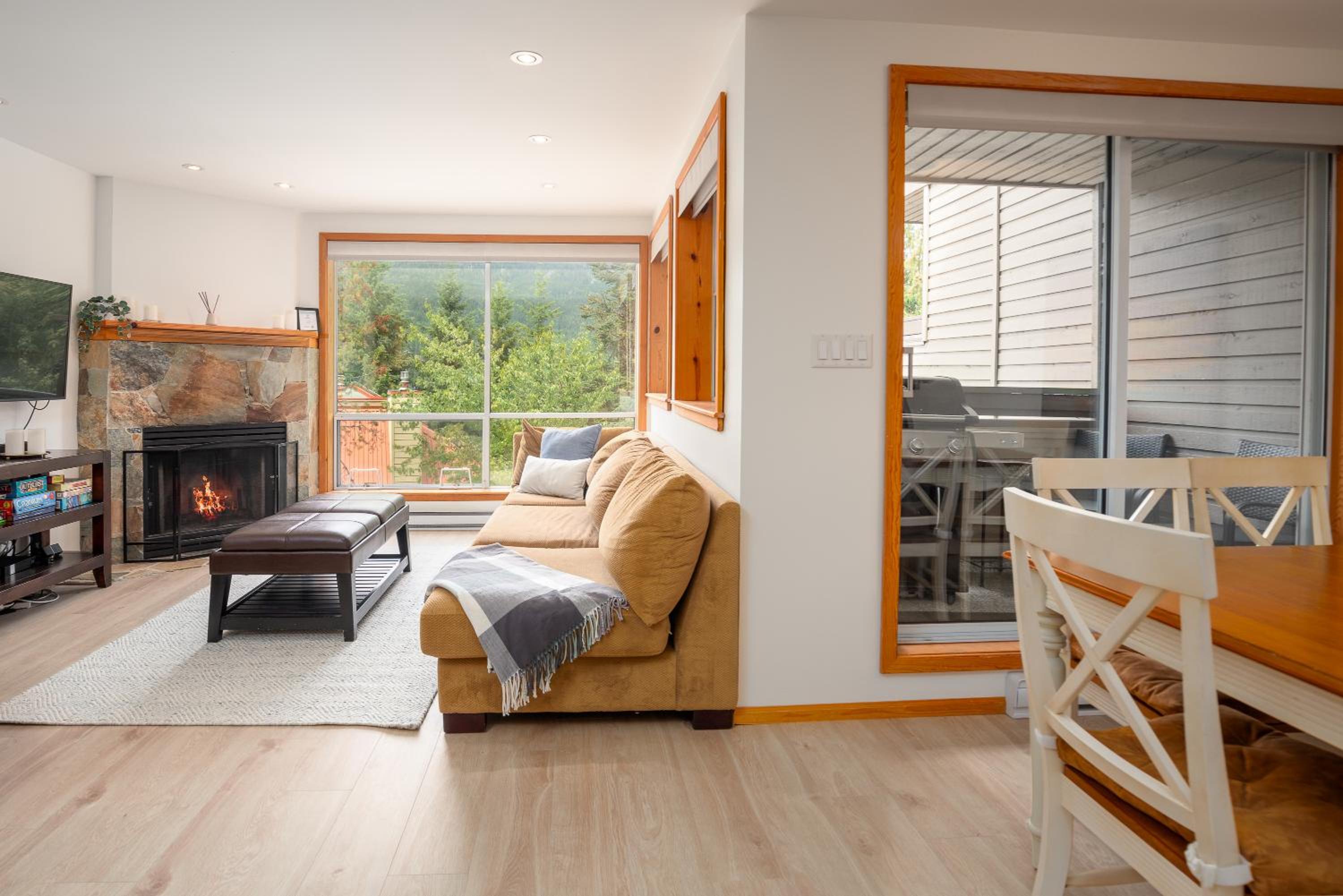 3BR in Whistler Creek Ridge, Ski In, Ski Out, Private Hot Tub, Wood Burning Fireplace, Private Garage
