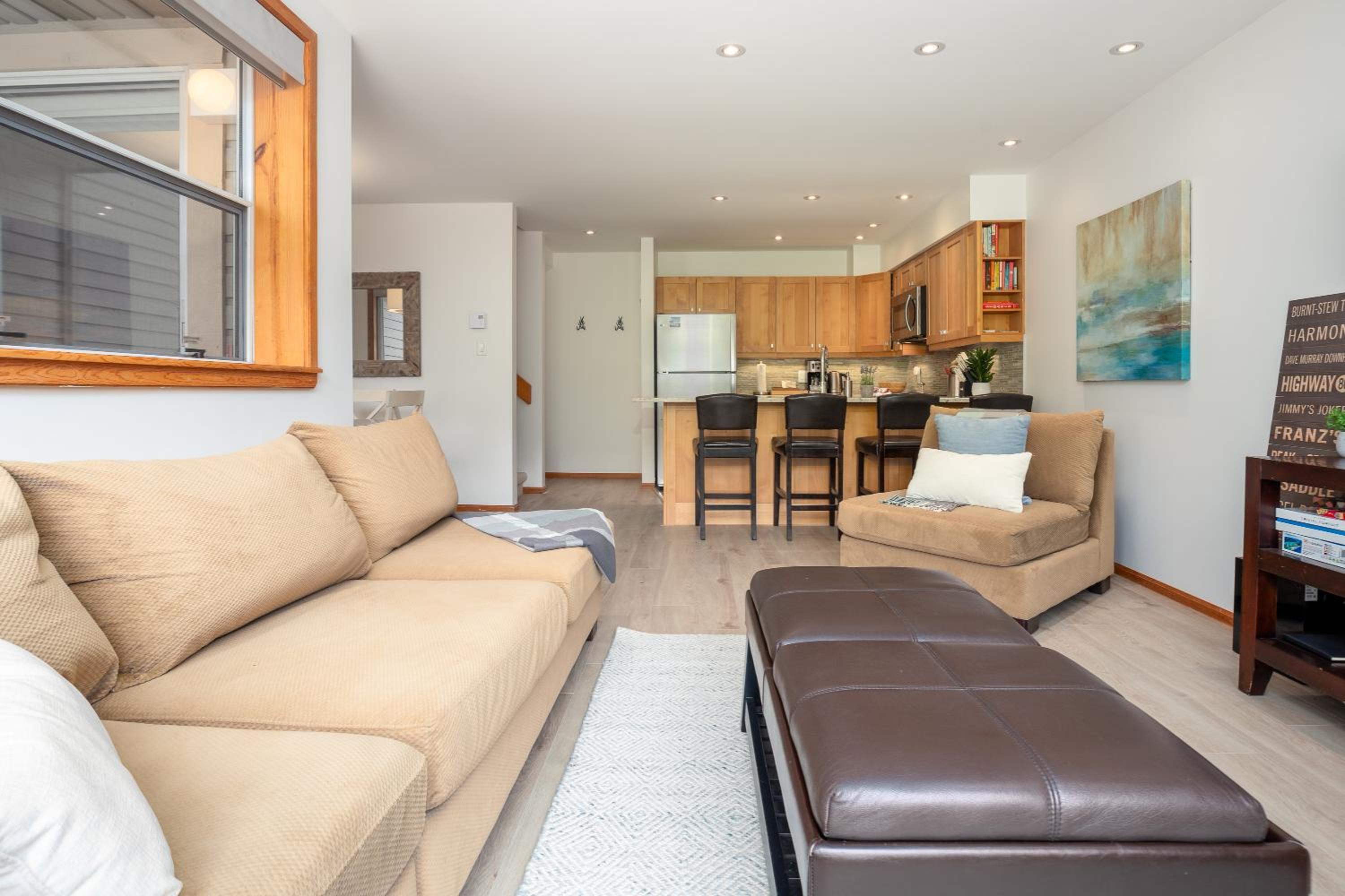3BR in Whistler Creek Ridge, Ski In, Ski Out, Private Hot Tub, Wood Burning Fireplace, Private Garage