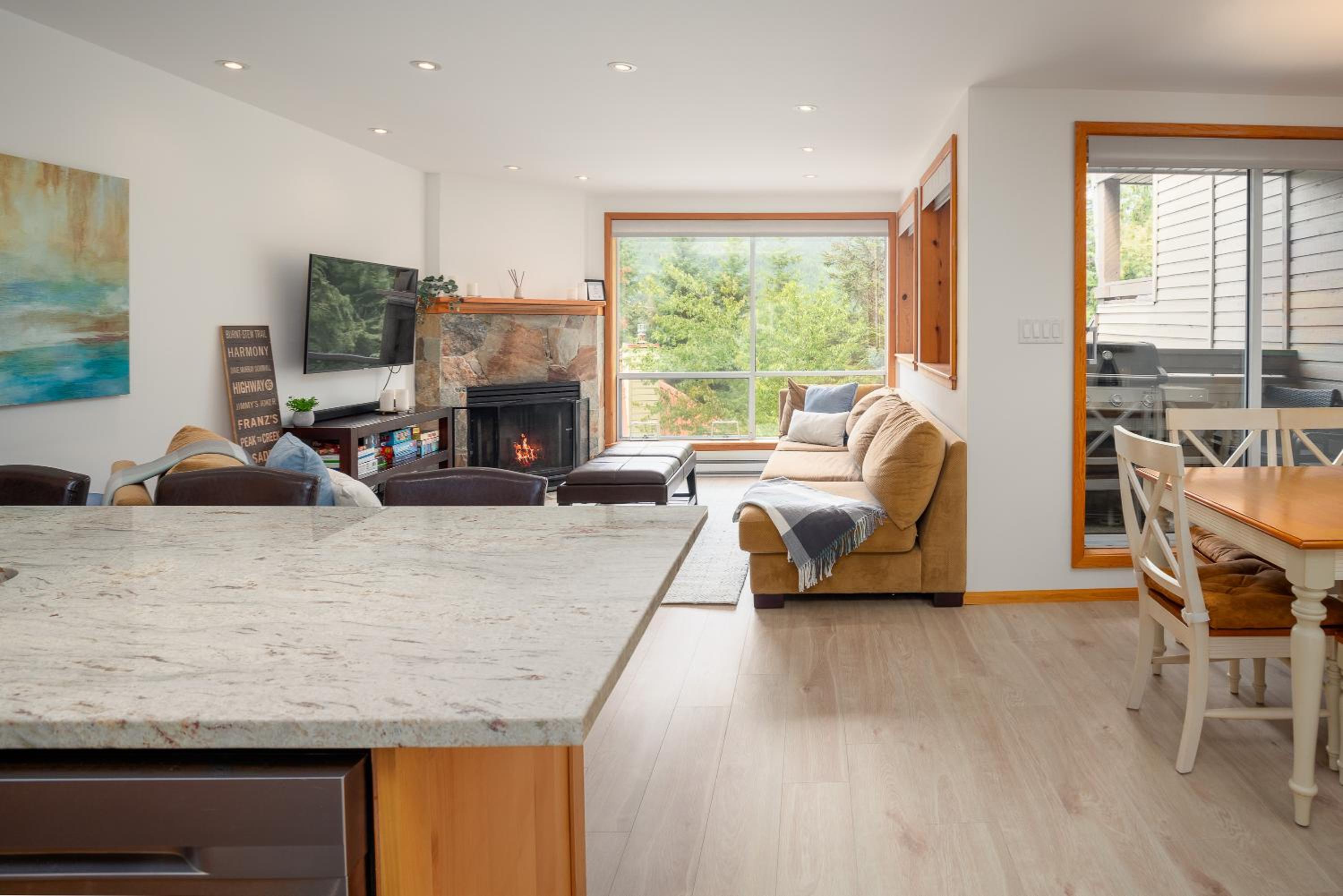3BR in Whistler Creek Ridge, Ski In, Ski Out, Private Hot Tub, Wood Burning Fireplace, Private Garage