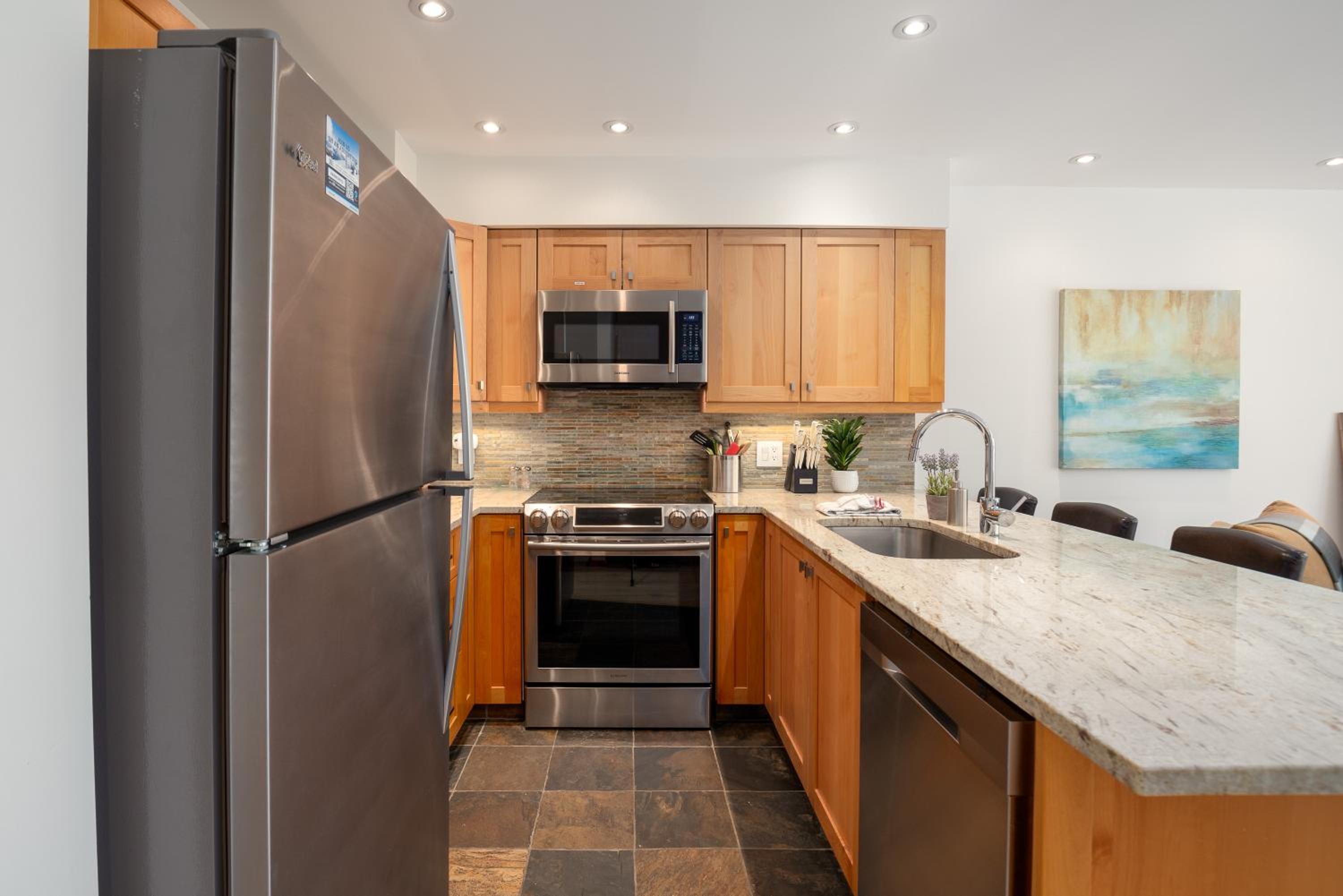 3BR in Whistler Creek Ridge, Ski In, Ski Out, Private Hot Tub, Wood Burning Fireplace, Private Garage