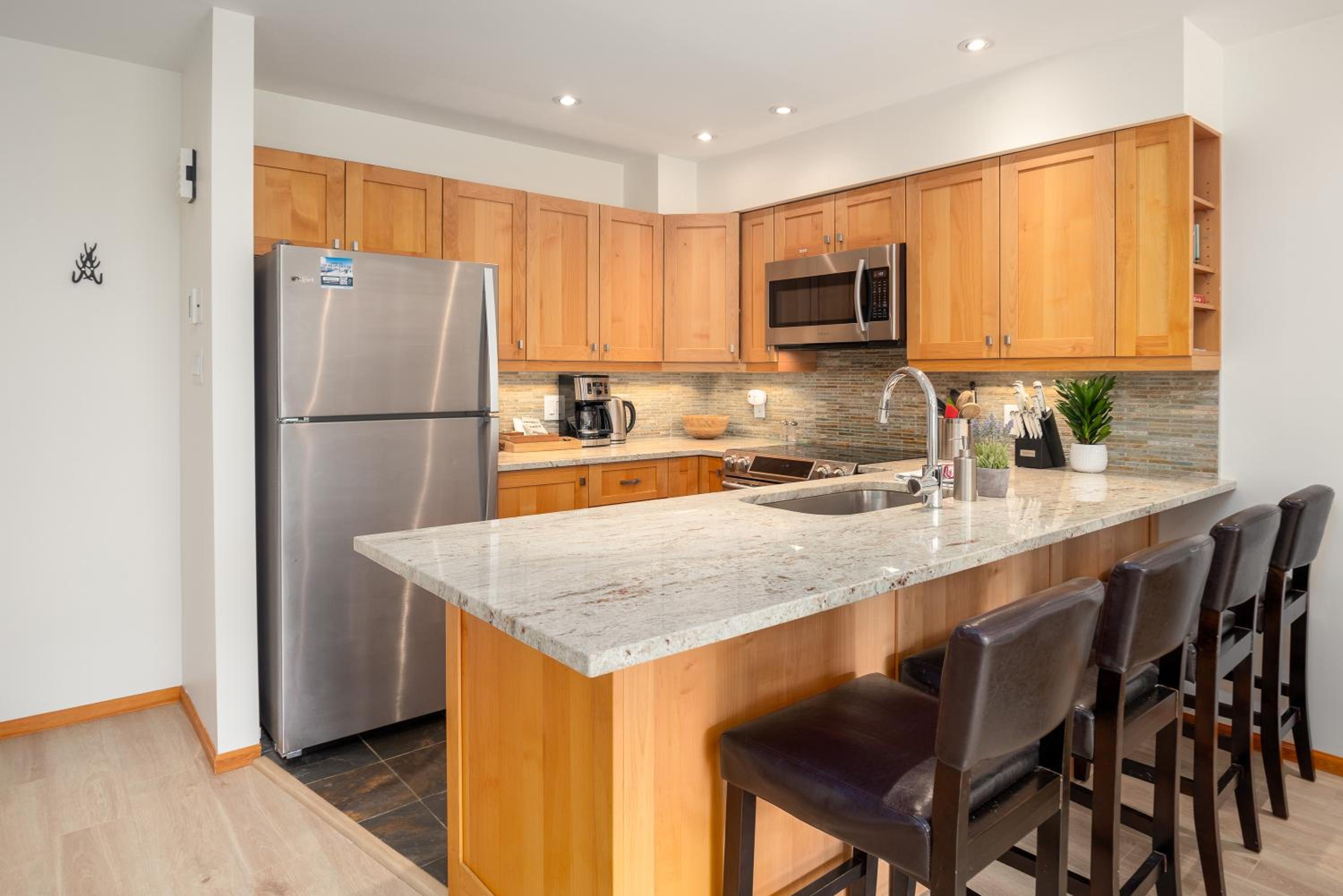 3BR in Whistler Creek Ridge, Ski In, Ski Out, Private Hot Tub, Wood Burning Fireplace, Private Garage