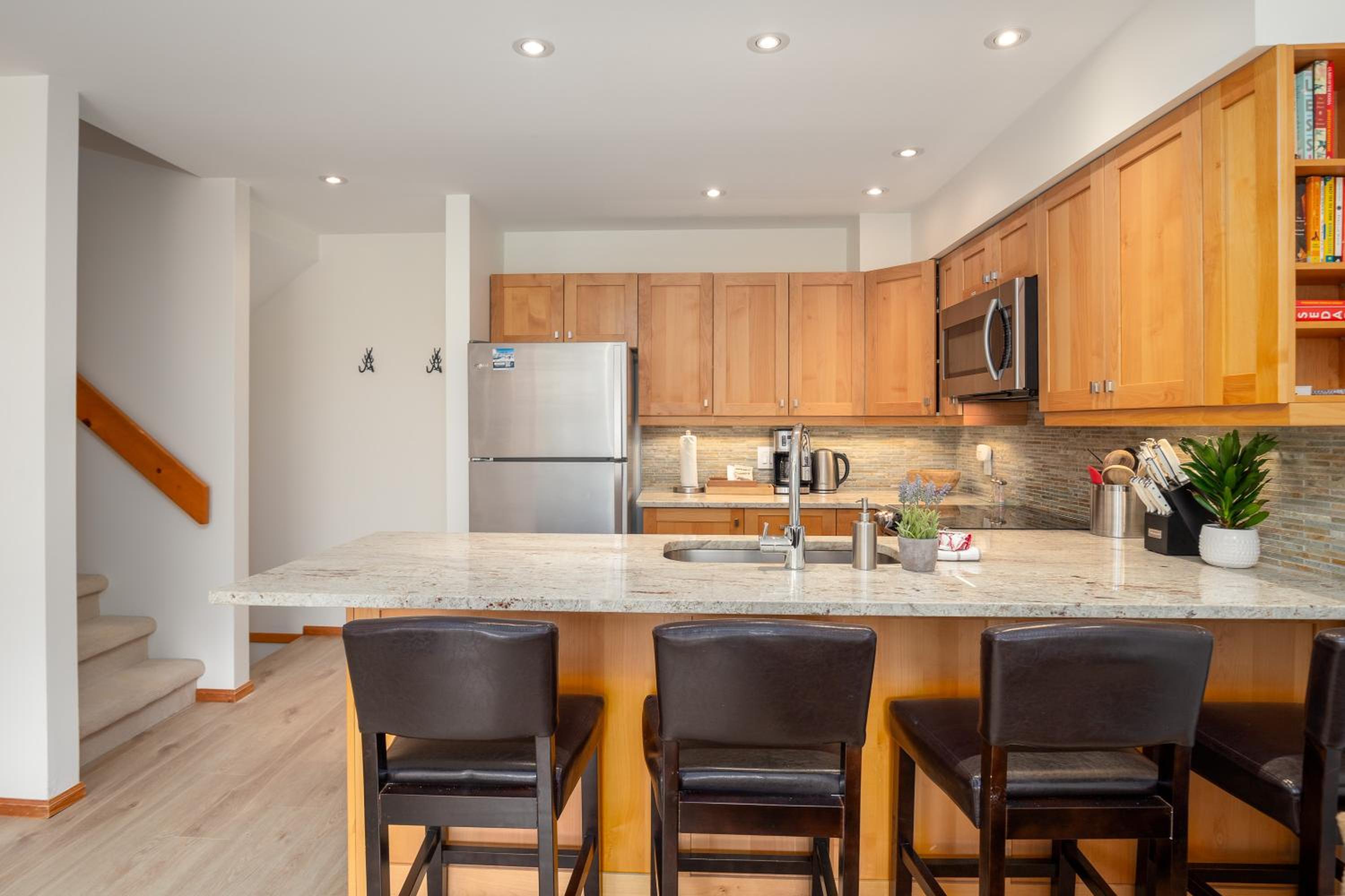 3BR in Whistler Creek Ridge, Ski In, Ski Out, Private Hot Tub, Wood Burning Fireplace, Private Garage