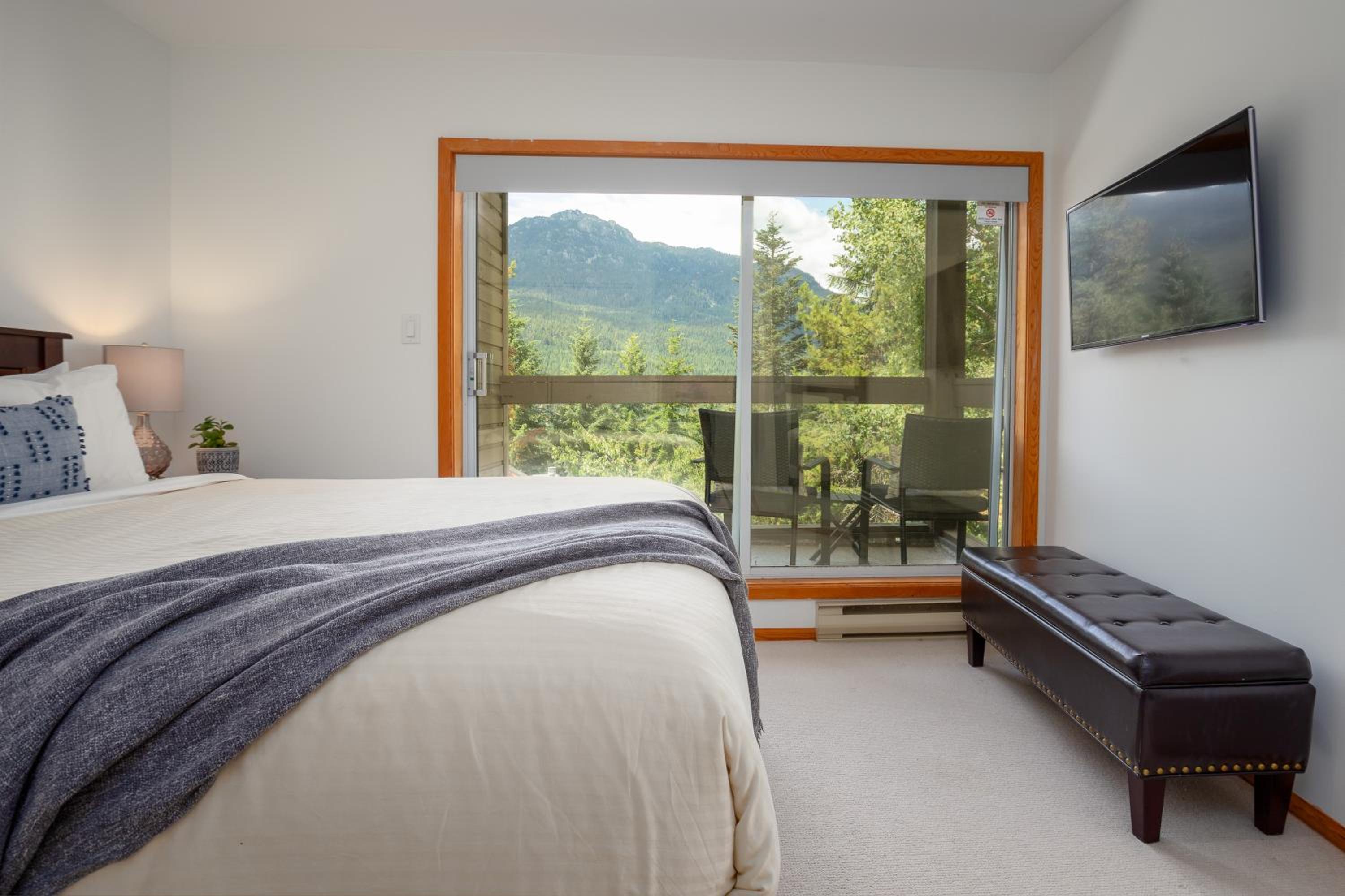 3BR in Whistler Creek Ridge, Ski In, Ski Out, Private Hot Tub, Wood Burning Fireplace, Private Garage