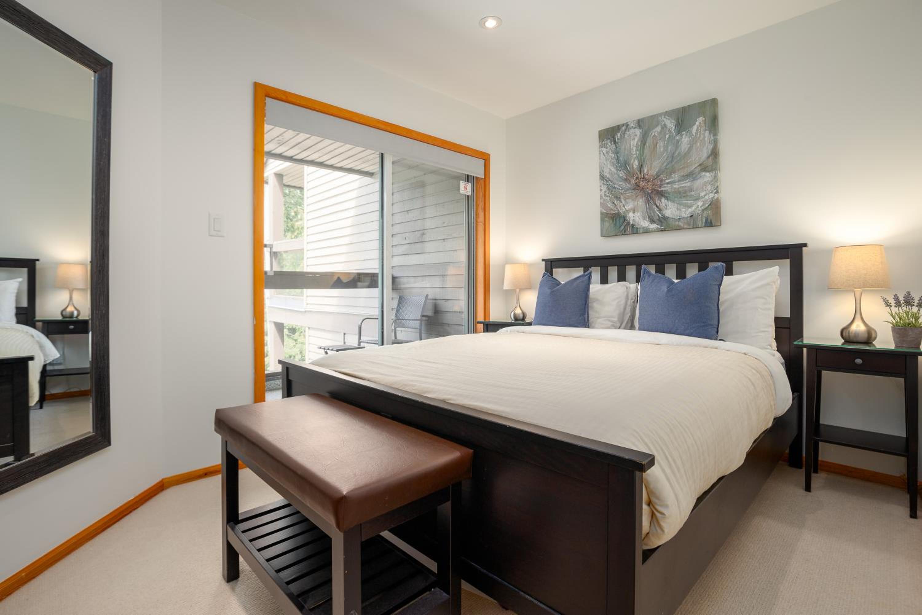 3BR in Whistler Creek Ridge, Ski In, Ski Out, Private Hot Tub, Wood Burning Fireplace, Private Garage