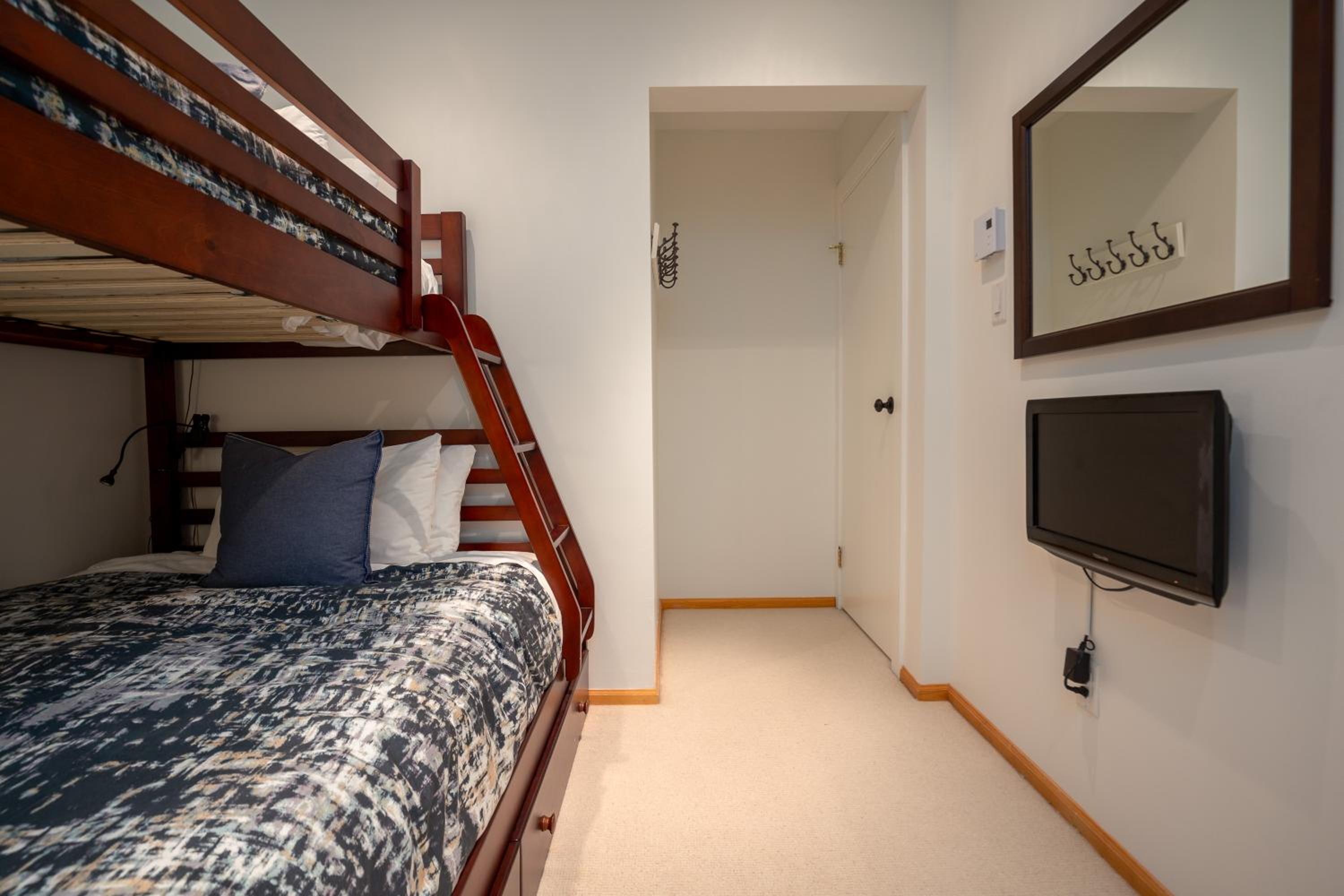 3BR in Whistler Creek Ridge, Ski In, Ski Out, Private Hot Tub, Wood Burning Fireplace, Private Garage