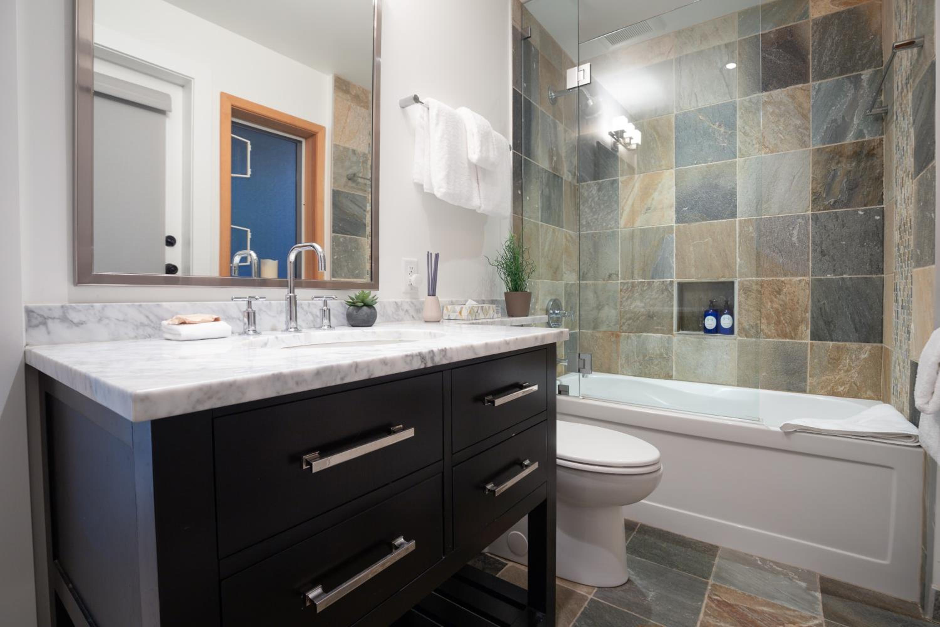 3BR in Whistler Creek Ridge, Ski In, Ski Out, Private Hot Tub, Wood Burning Fireplace, Private Garage