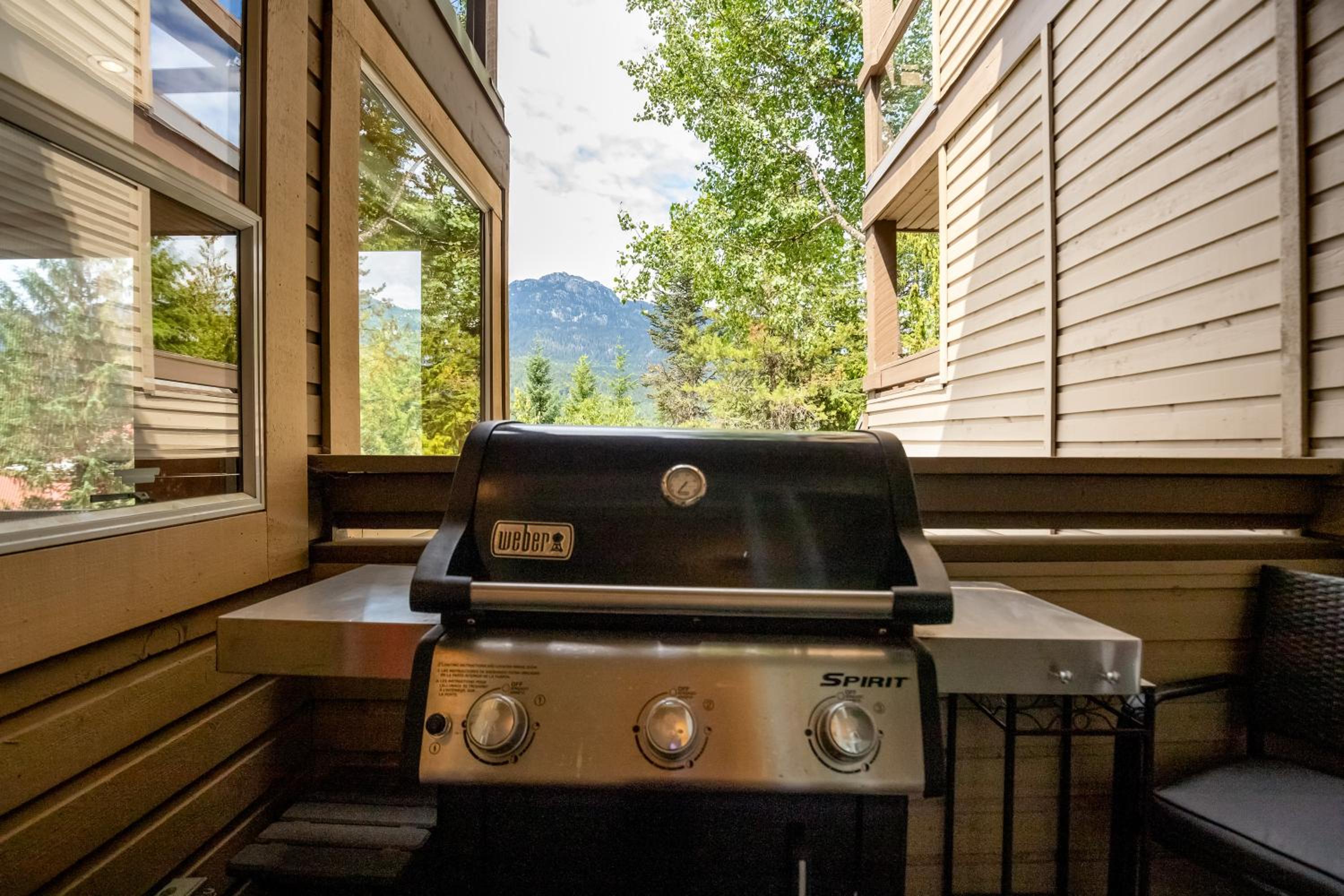3BR in Whistler Creek Ridge, Ski In, Ski Out, Private Hot Tub, Wood Burning Fireplace, Private Garage