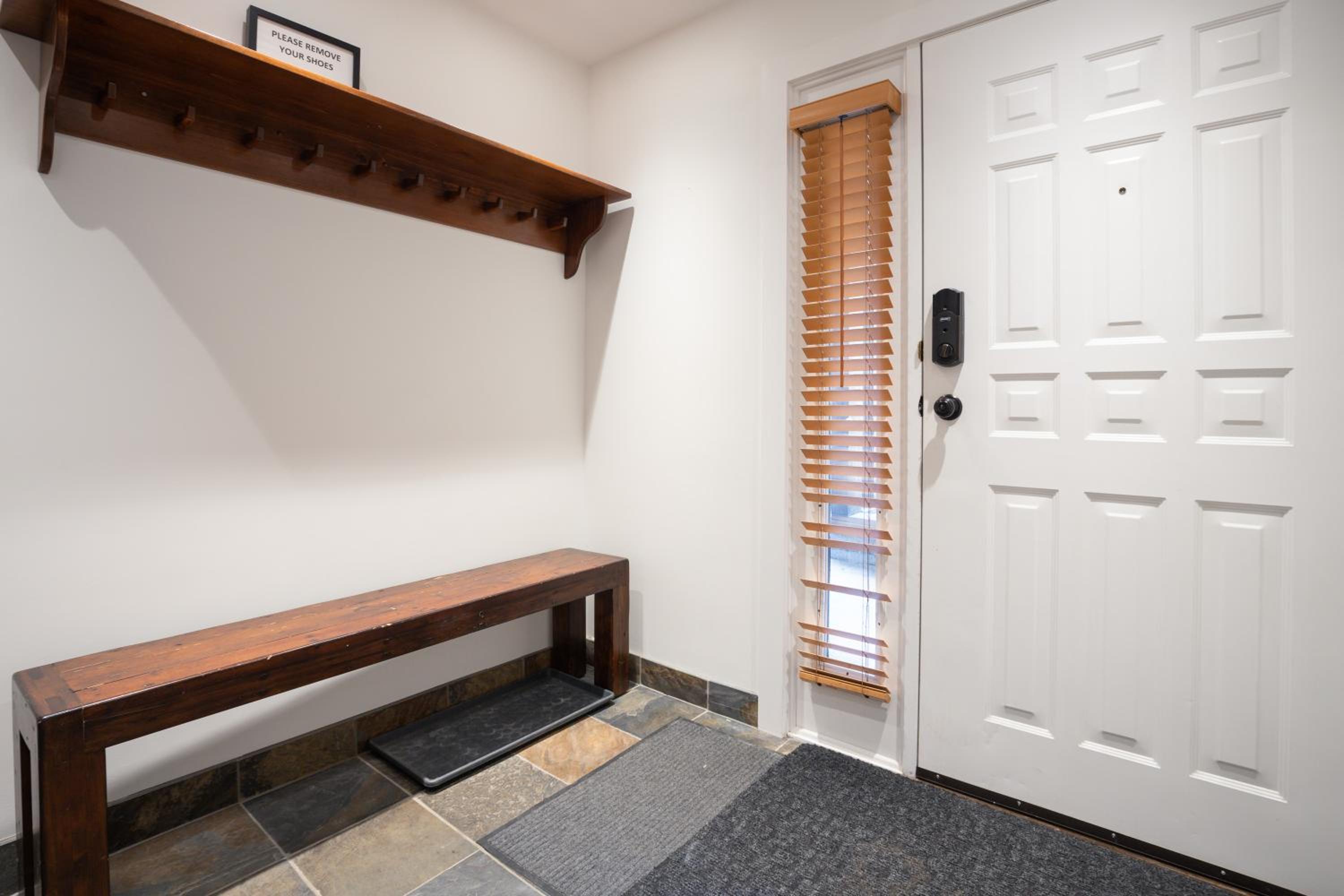 3BR in Whistler Creek Ridge, Ski In, Ski Out, Private Hot Tub, Wood Burning Fireplace, Private Garage