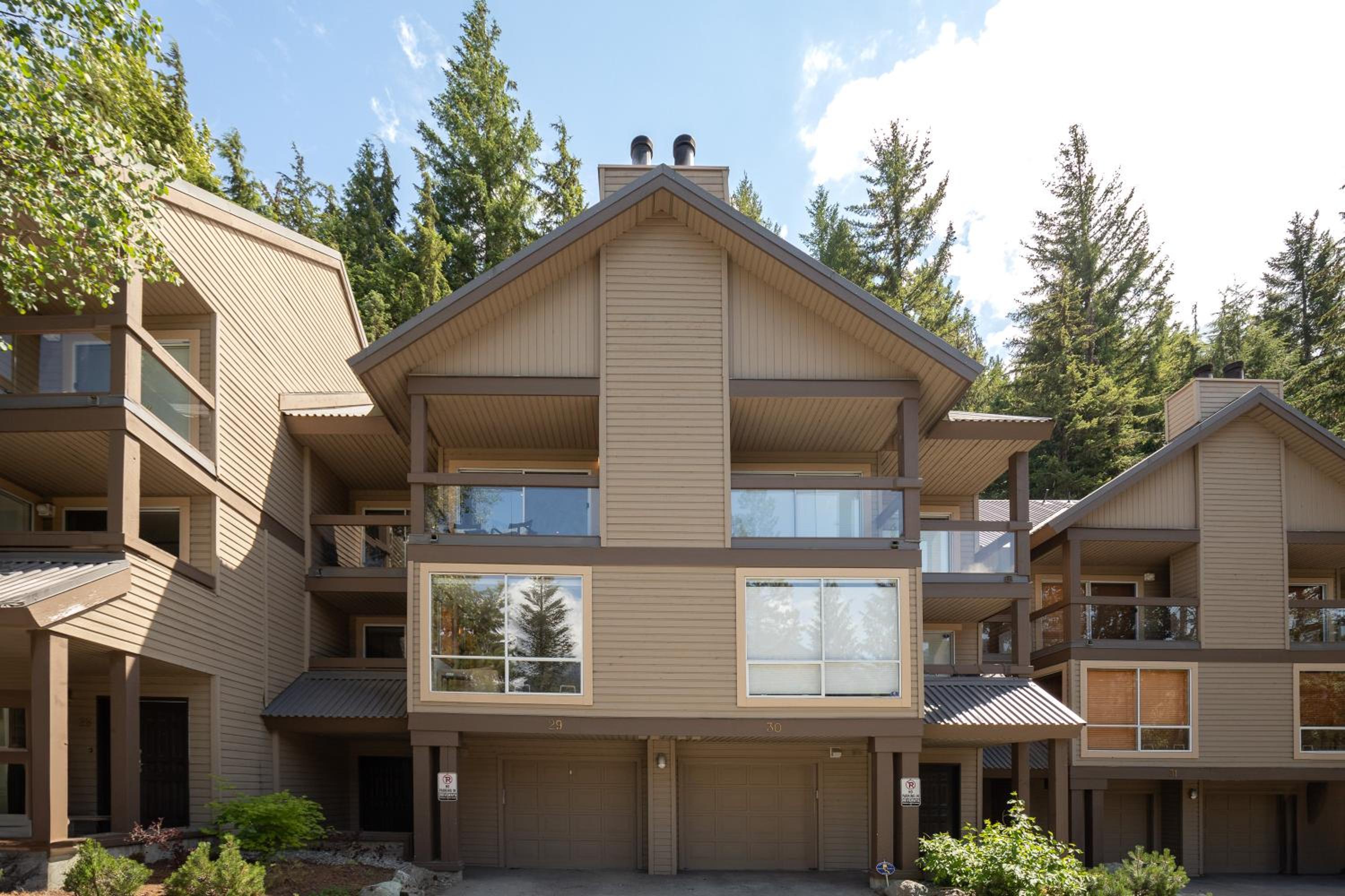3BR in Whistler Creek Ridge, Ski In, Ski Out, Private Hot Tub, Wood Burning Fireplace, Private Garage