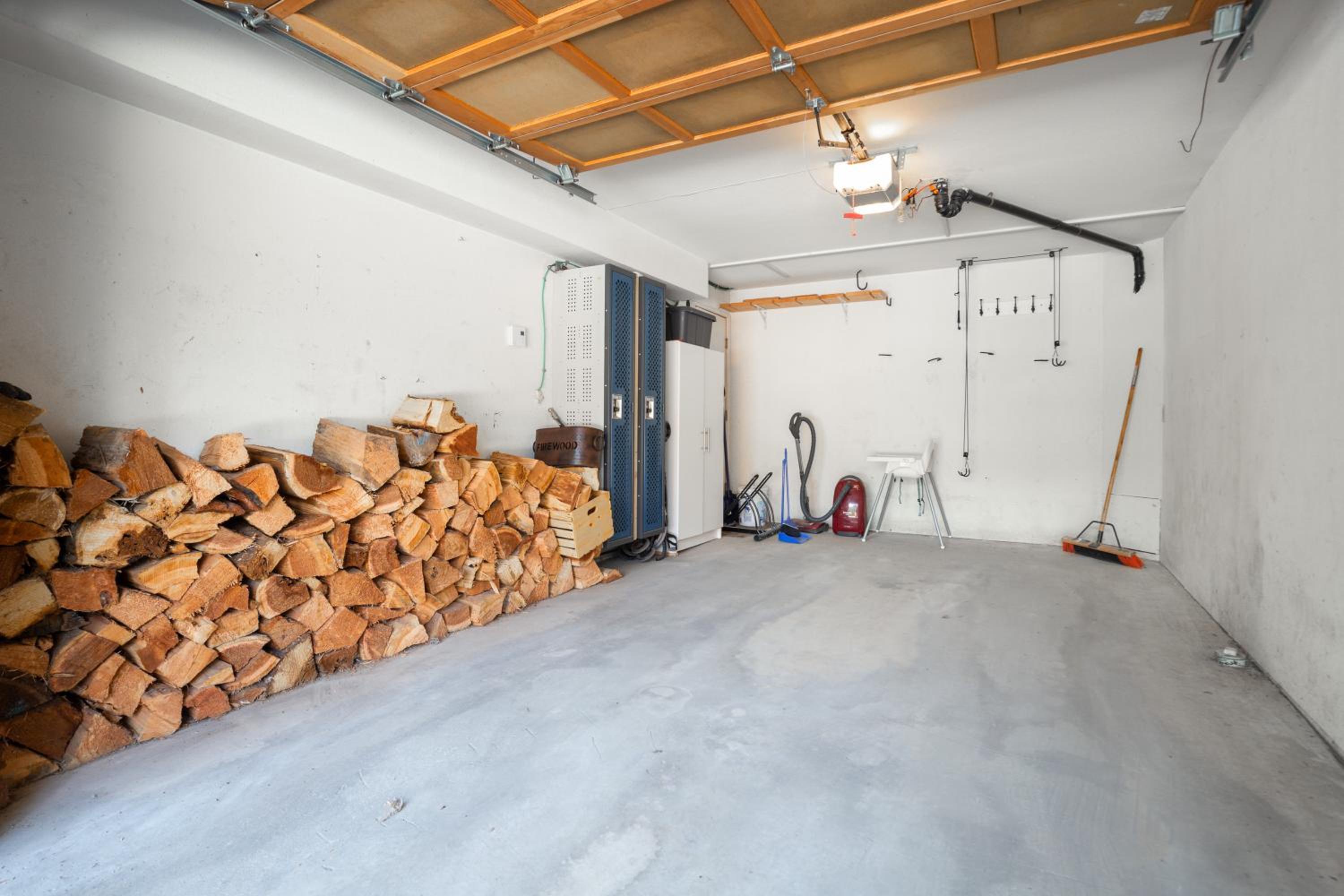 3BR in Whistler Creek Ridge, Ski In, Ski Out, Private Hot Tub, Wood Burning Fireplace, Private Garage
